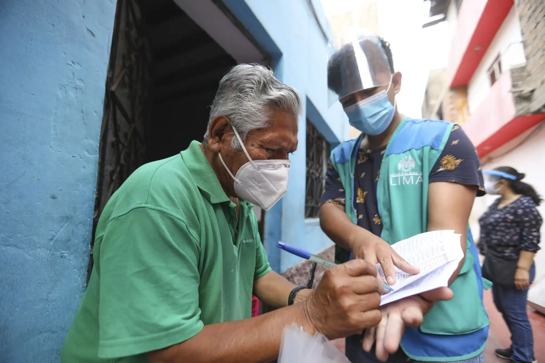 Los adultos mayores en estado de vulnerabilidad vienen siendo atendidos por la Municipalidad de Lima durante el actual confinamiento, a través de la entrega de canastas con víveres como apoyo para sus familias. Foto: ANDINA/Municipalidad de Lima