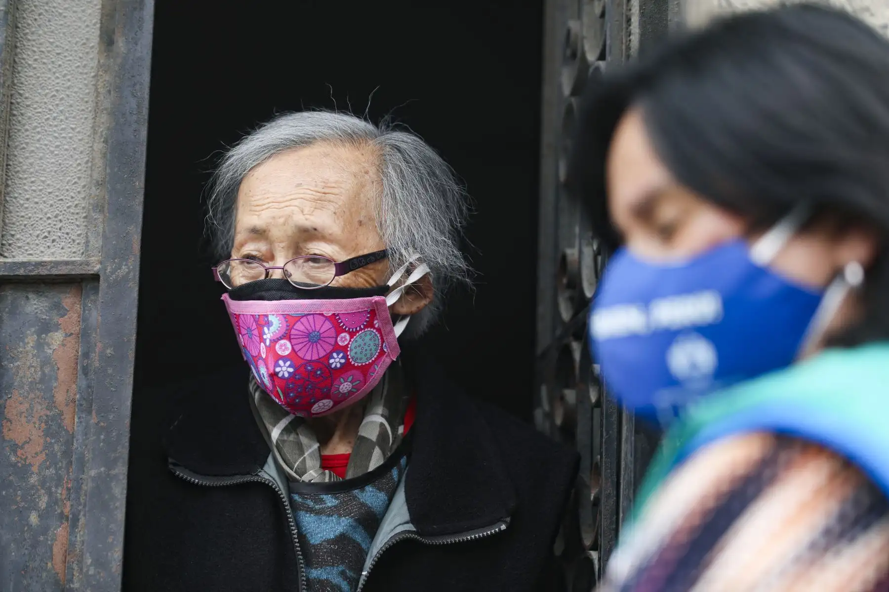 Los adultos mayores en estado de vulnerabilidad vienen siendo atendidos por la Municipalidad de Lima durante el actual confinamiento, a través de la entrega de canastas con víveres como apoyo para sus familias. Foto: ANDINA/Municipalidad de Lima