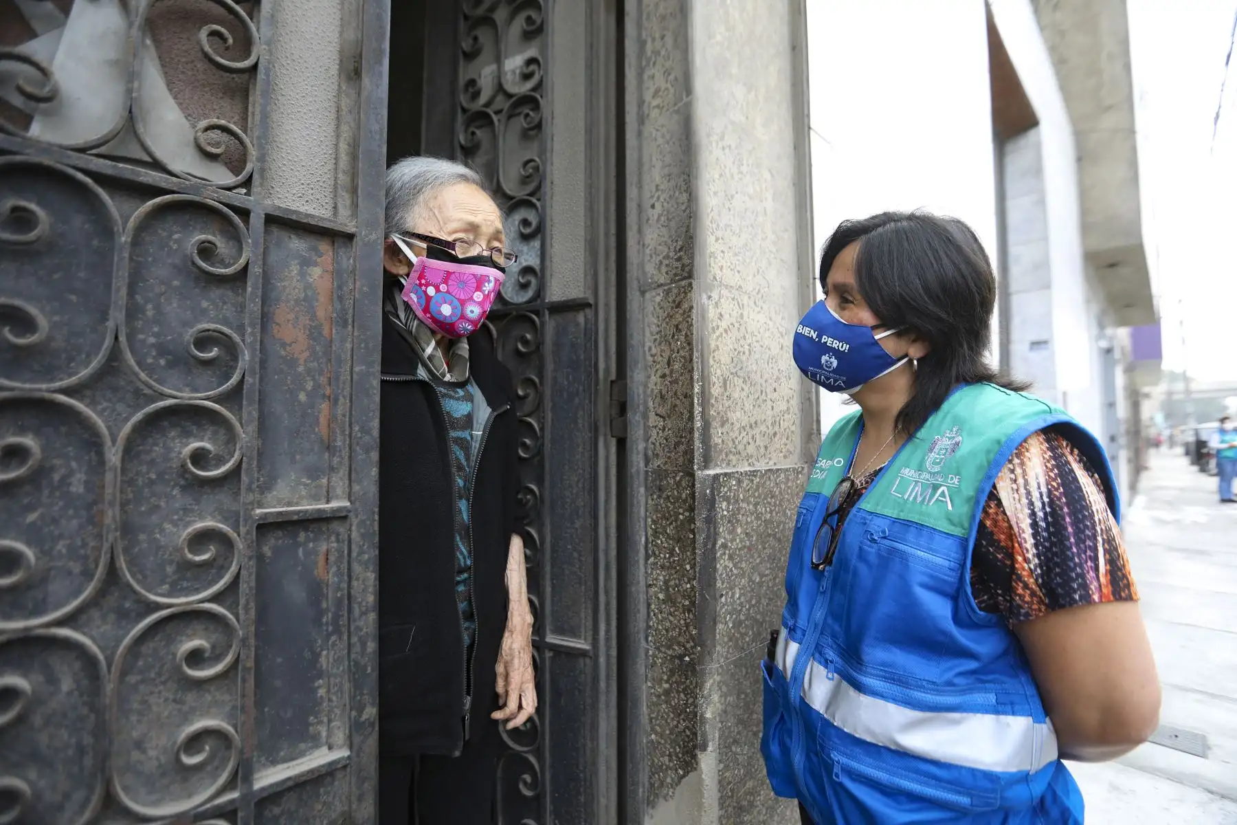 Los adultos mayores en estado de vulnerabilidad vienen siendo atendidos por la Municipalidad de Lima durante el actual confinamiento, a través de la entrega de canastas con víveres como apoyo para sus familias. Foto: ANDINA/Municipalidad de Lima