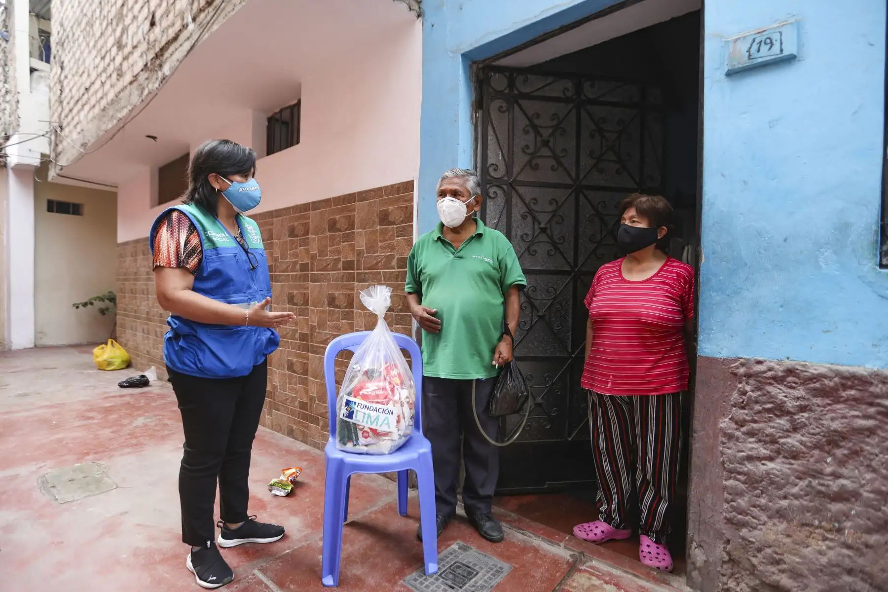 Los adultos mayores en estado de vulnerabilidad vienen siendo atendidos por la Municipalidad de Lima durante el actual confinamiento, a través de la entrega de canastas con víveres como apoyo para sus familias.
Foto: ANDINA/ Municipalidad de Lima