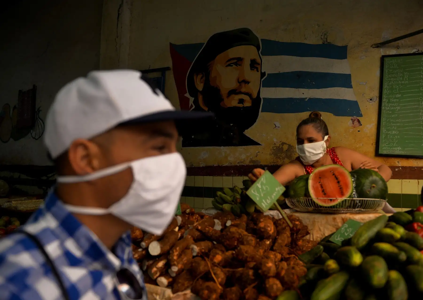 Este jueves, la isla de 11.2 millones de habitantes reportó 816 nuevos casos, elevando el total a 30,345, con 225 fallecidos. Foto: AFP