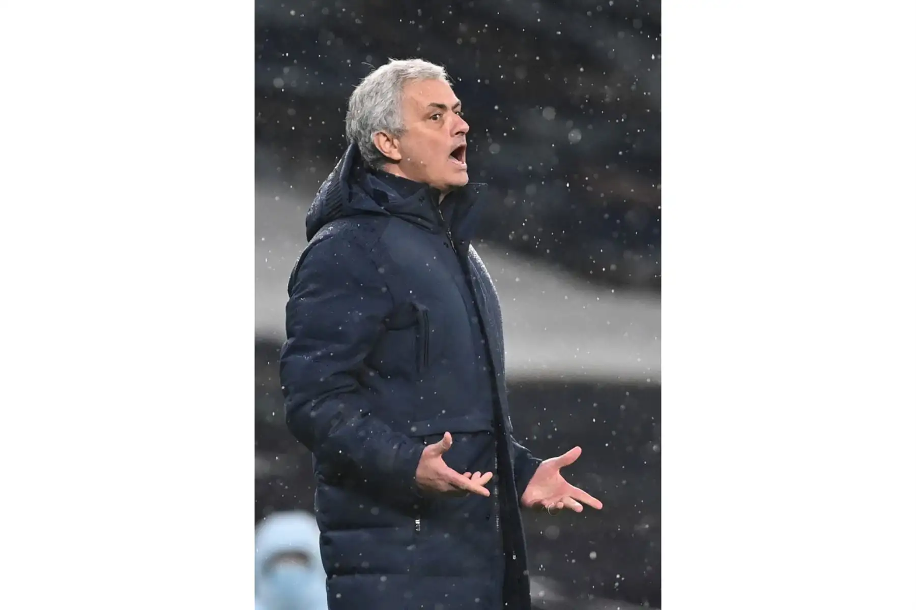 El entrenador portugués del Tottenham Hotspur, José Mourinho, hace gestos durante el partido de fútbol de la Premier League inglesa entre Tottenham Hotspur y Chelsea en el Tottenham Hotspur Stadium de Londres, el 4 de febrero de 2021. Foto: AFP