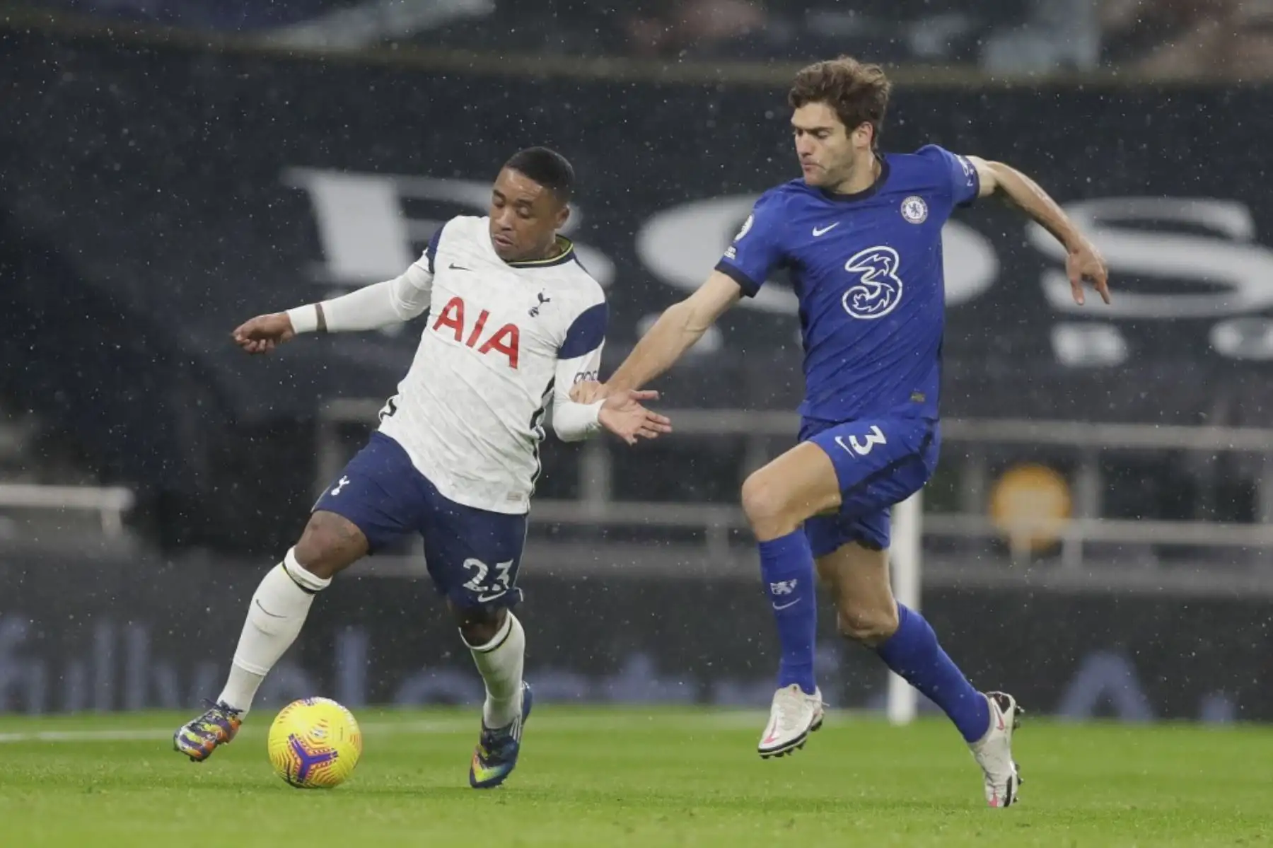 El centrocampista holandés del Tottenham Hotspur Steven Bergwijn huye del defensor español del Chelsea Marcos Alonso (R) durante el partido de fútbol de la Premier League inglesa entre Tottenham Hotspur y Chelsea en el Tottenham Hotspur Stadium de Londres, el 4 de febrero de 2021. Foto: AFP