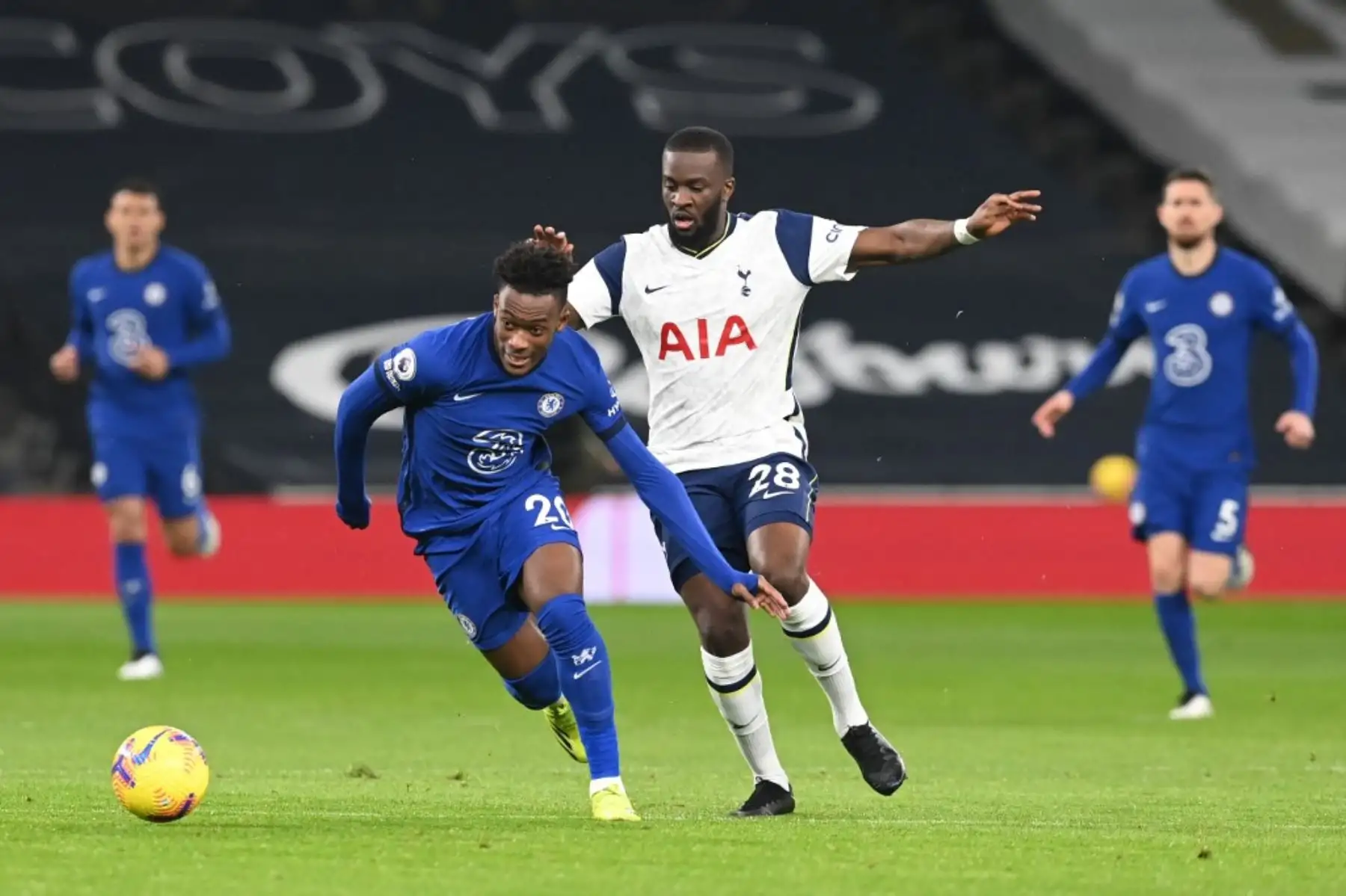 El centrocampista inglés del Chelsea Callum Hudson-Odoi (L) huye del centrocampista francés del Tottenham Hotspur Tanguy Ndombele (R) durante el partido de fútbol de la Premier League inglesa entre Tottenham Hotspur y Chelsea en el Tottenham Hotspur Stadium de Londres. Foto: AFP