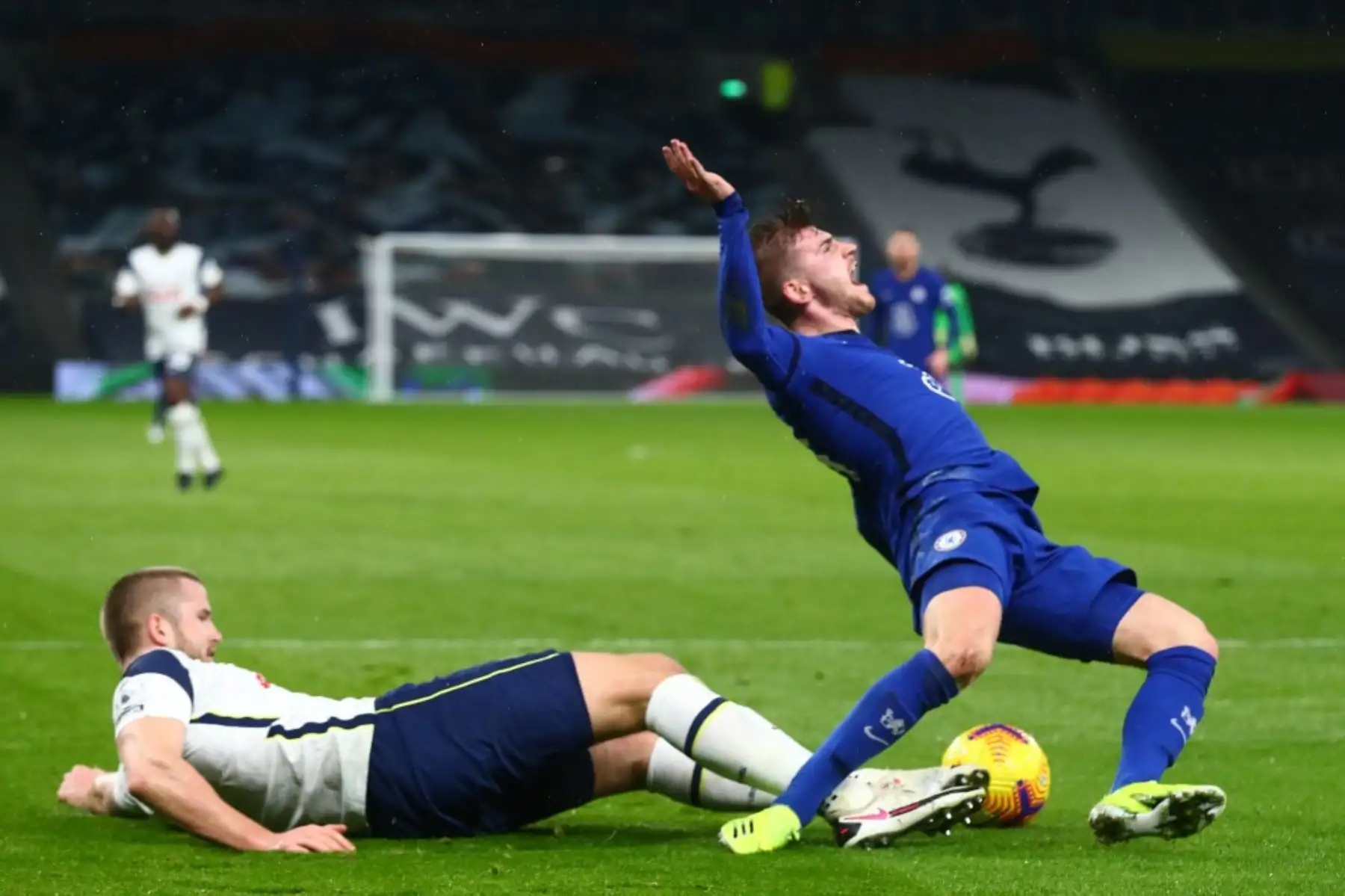 El defensor inglés del Tottenham Hotspur Eric Dier (L) comete una falta al delantero alemán del Chelsea Timo Werner para conceder un penalti para el Chelsea durante el partido de fútbol de la Premier League inglesa entre Tottenham Hotspur y Chelsea en el Tottenham Hotspur Stadium de Londres. Foto: AFP