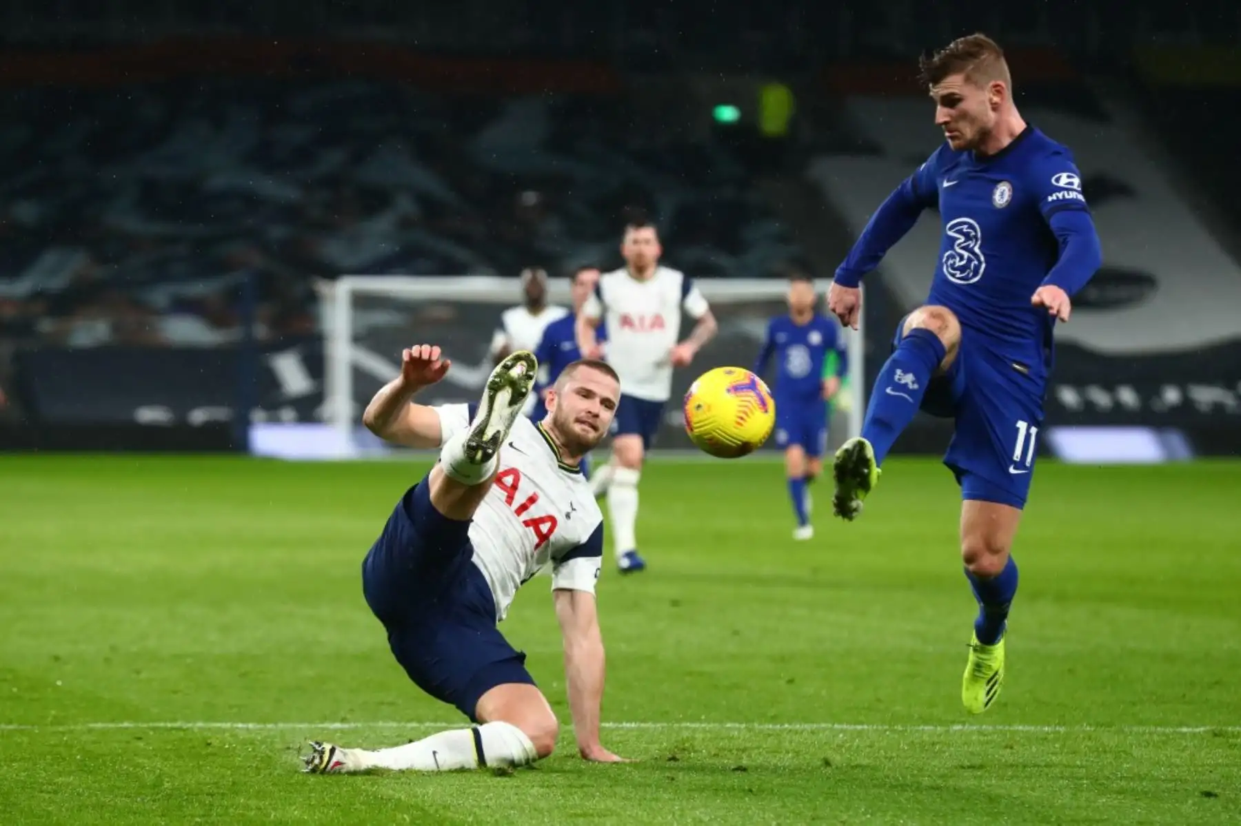 El defensor inglés del Tottenham Hotspur Eric Dier y el delantero alemán del Chelsea Timo Werner disputan el balón durante el partido de fútbol de la Premier League inglesa entre Tottenham Hotspur y Chelsea en el Tottenham Hotspur Stadium de Londres. Foto: AFP