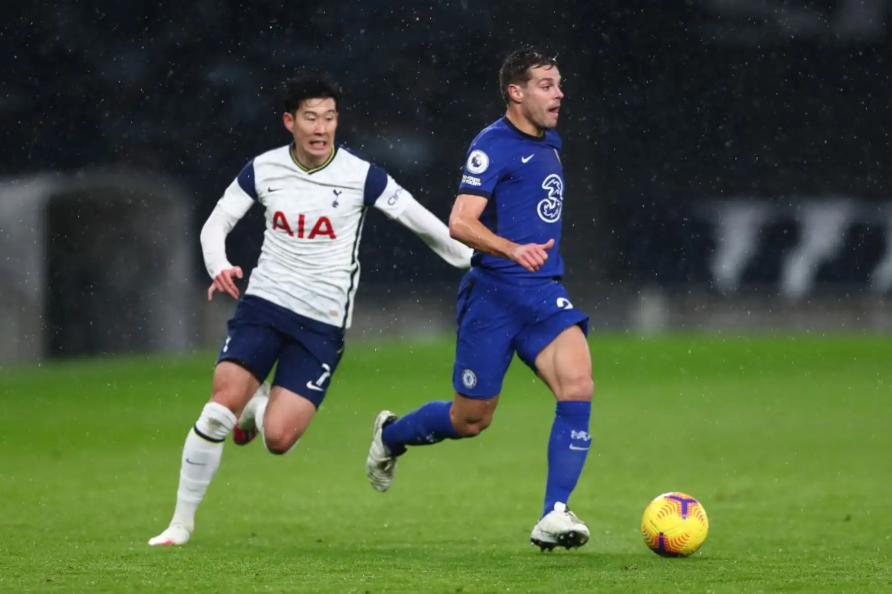 El defensa español del Chelsea, César Azpilicueta (R), huye del delantero surcoreano del Tottenham Hotspur, Son Heung-Min (L), durante el partido de fútbol de la Premier League inglesa entre Tottenham Hotspur y Chelsea en el Tottenham Hotspur Stadium de Londres. Foto: AFP
