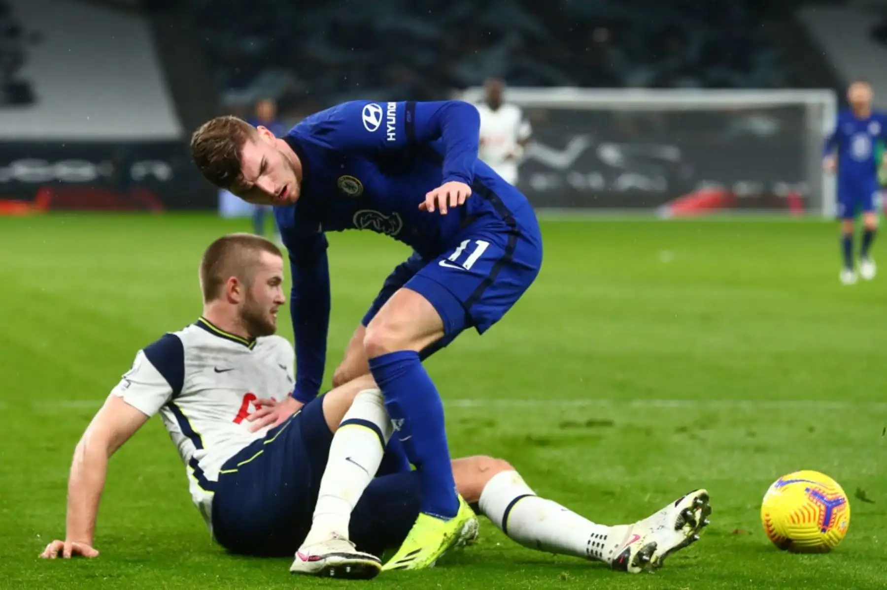 El defensor inglés del Tottenham Hotspur Eric Dier se enreda con el delantero alemán del Chelsea Timo Werner antes de que Dier cometa una falta para conceder un penalti durante el partido de fútbol de la Premier League inglesa entre Tottenham Hotspur y Chelsea en el Tottenham Hotspur Stadium de Londres. Foto: AFP