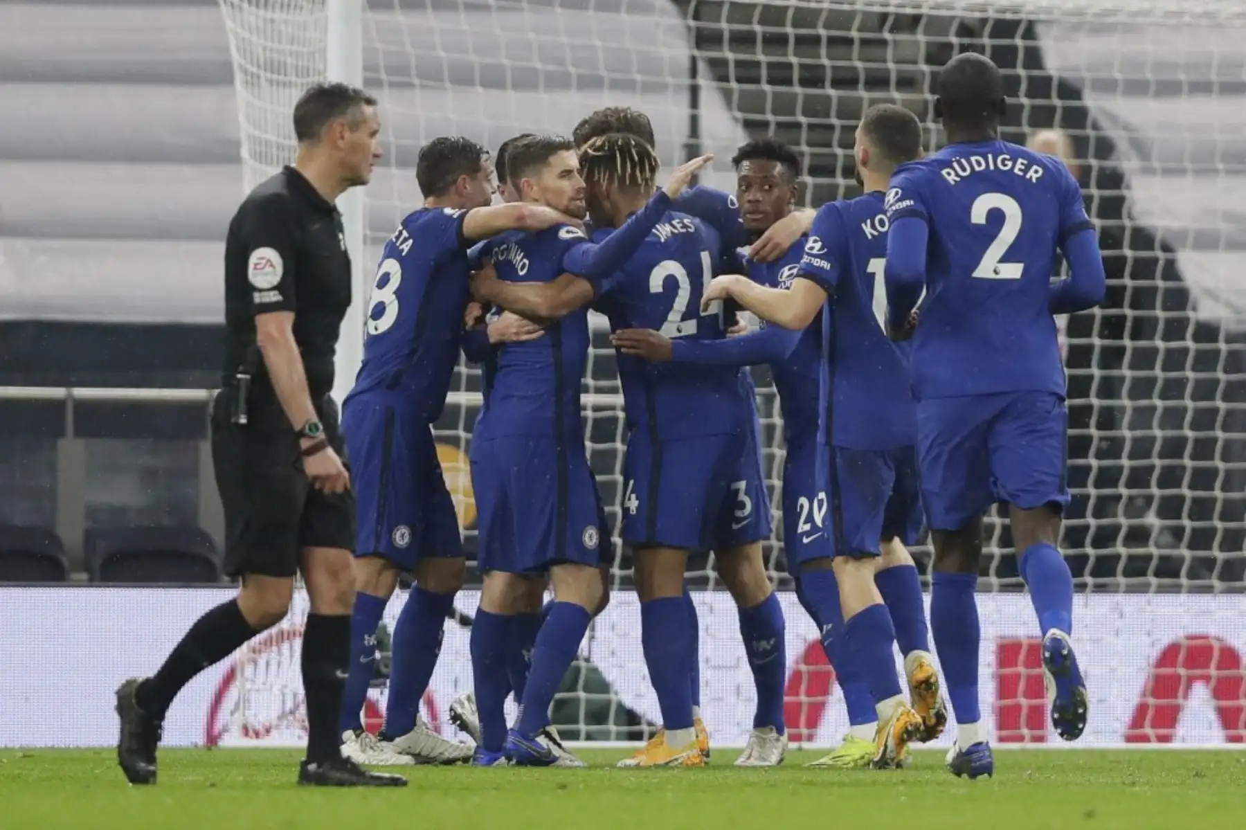 El centrocampista italiano del Chelsea, Jorginho (C), celebra el gol de apertura desde el punto de penalti durante el partido de fútbol de la Premier League inglesa entre Tottenham Hotspur y Chelsea en el Tottenham Hotspur Stadium de Londres. Foto: AFP