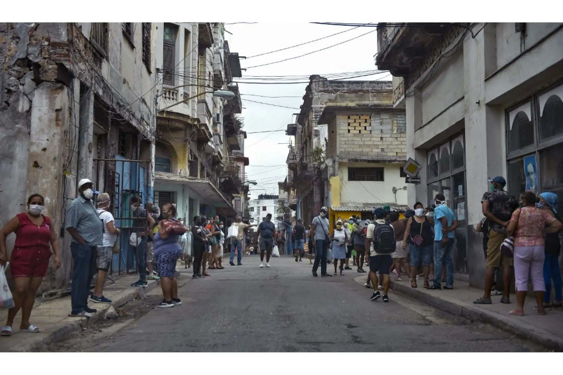 La gente hace cola para comprar comida en La Habana, mientras aumentan los casos de covid-19 en la nación insular. Foto: AFP