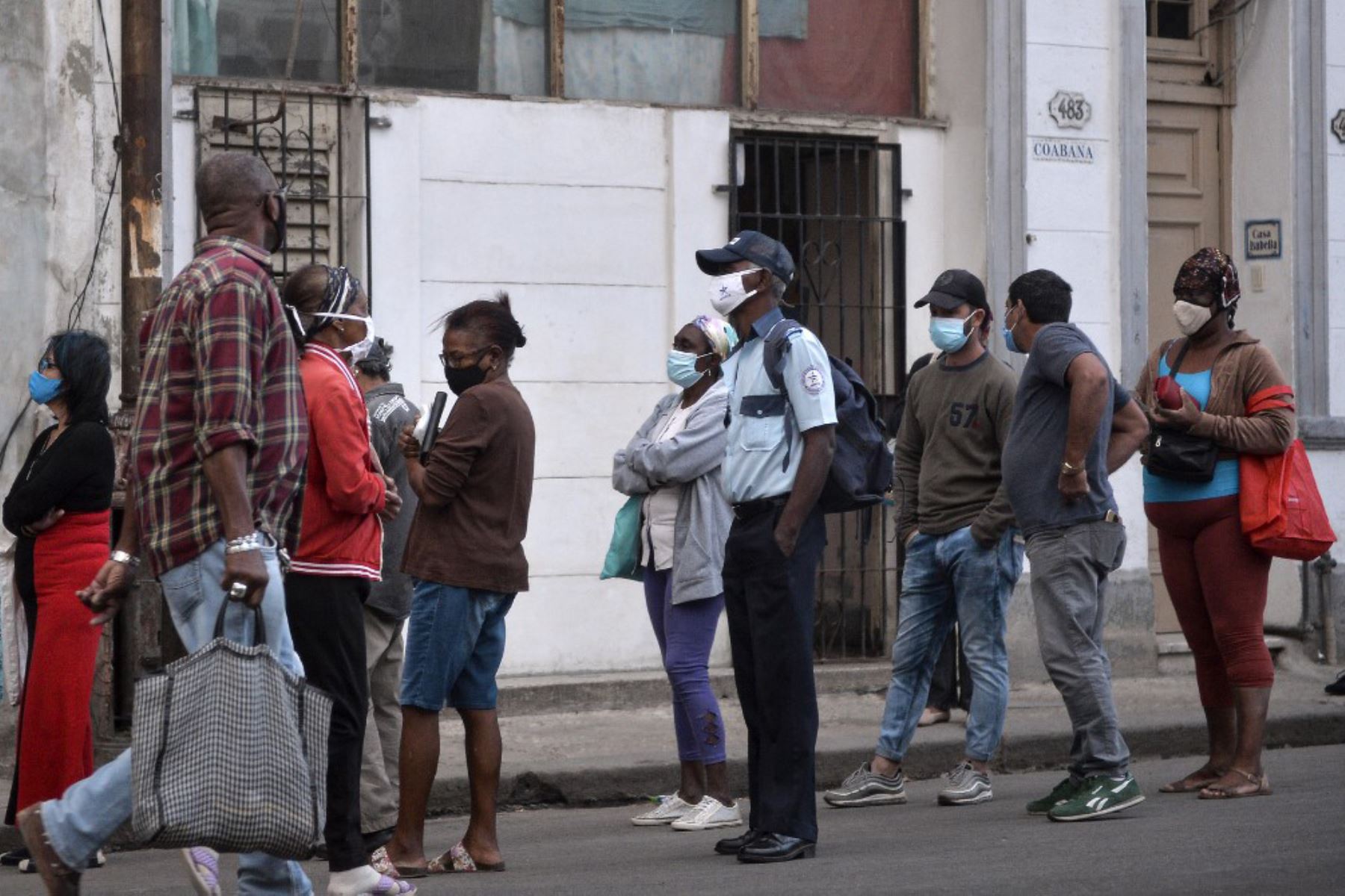 La gente hace cola para comprar comida en La Habana, mientras aumentan los casos de covid-19 en la nación insular. Foto: AFP