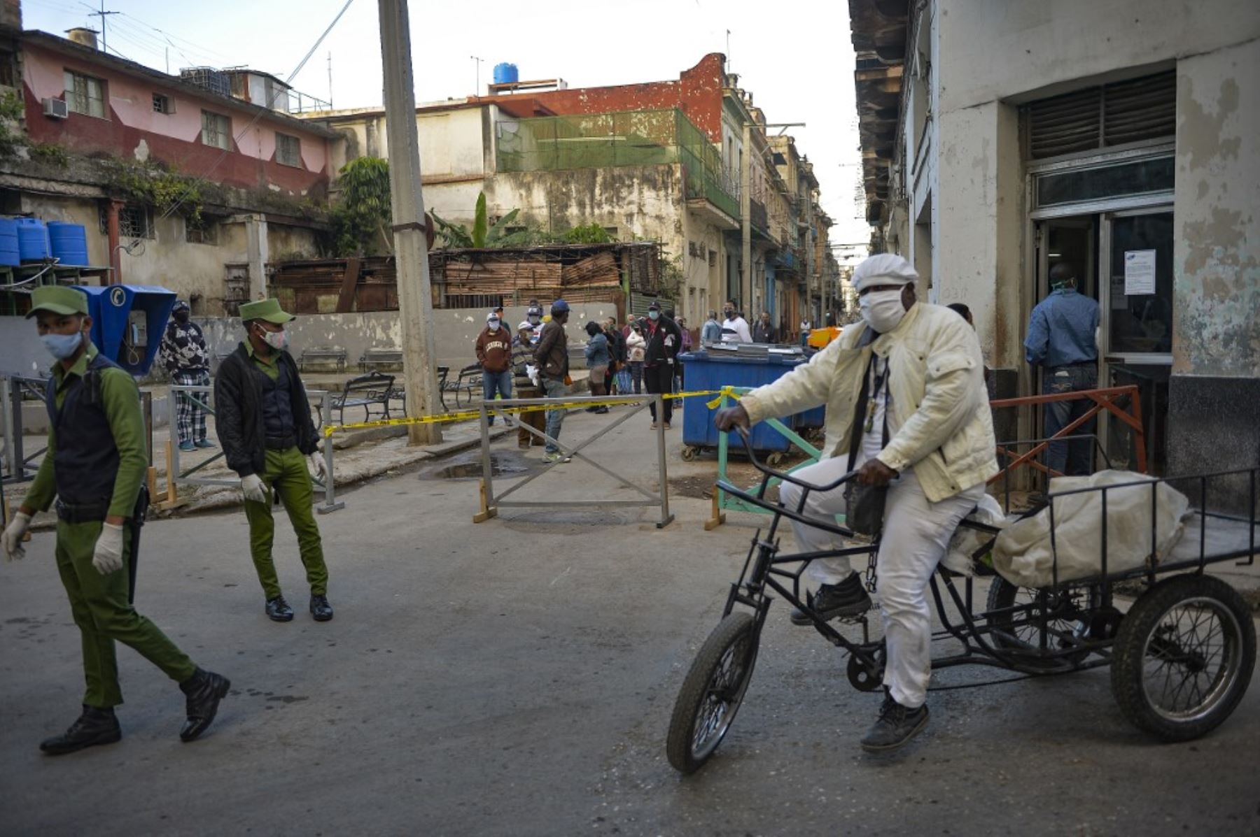 Policías custodian un zona acordonada por presentar casos de covid-19, en La Habana. Foto: AFP