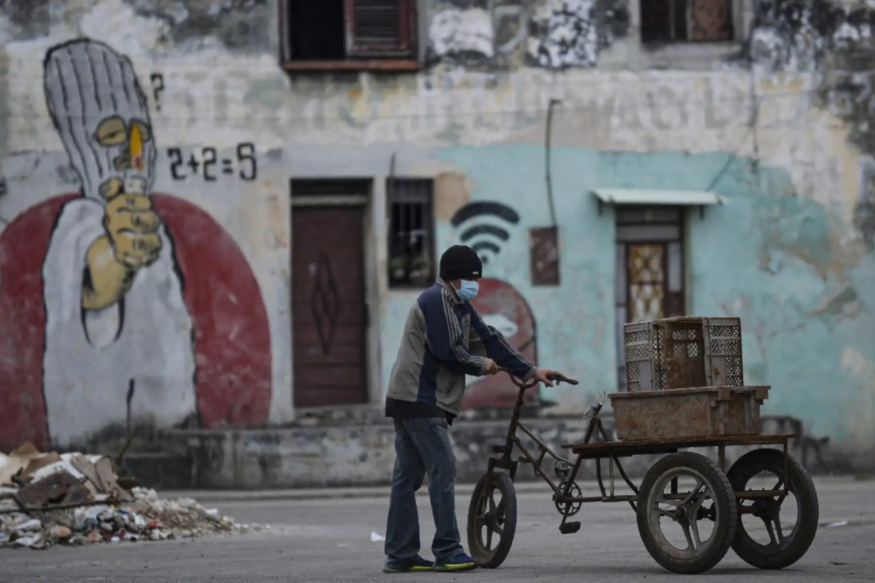 Un hombre usa una máscara facial en La Habana, mientras aumentan los casos de covid-19 en la nación insular. Foto: AFP