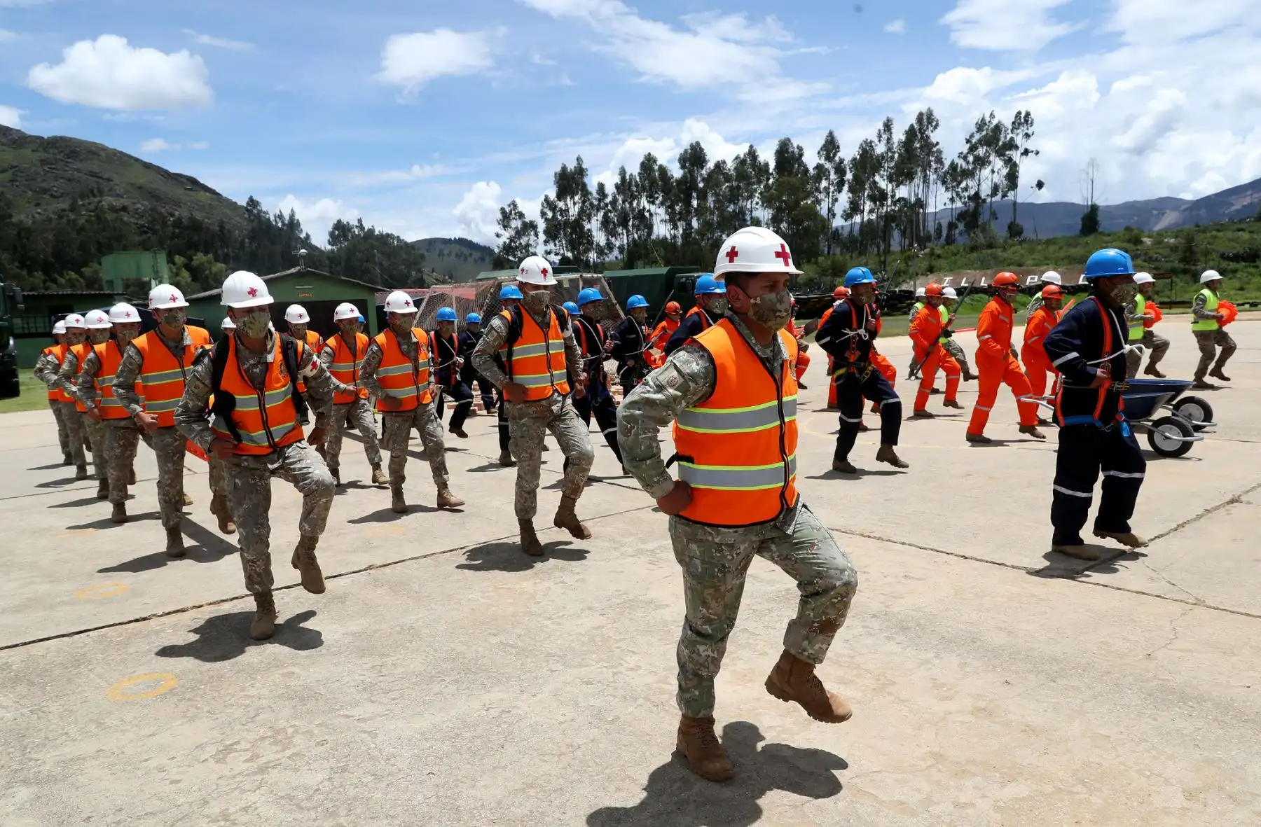 Ministra de Defensa, Nuria Esparch llega a Cajamarca con medicinas y 1800 kilos de equipos de protección personal para combatir el covid-19. Foto: Mindef