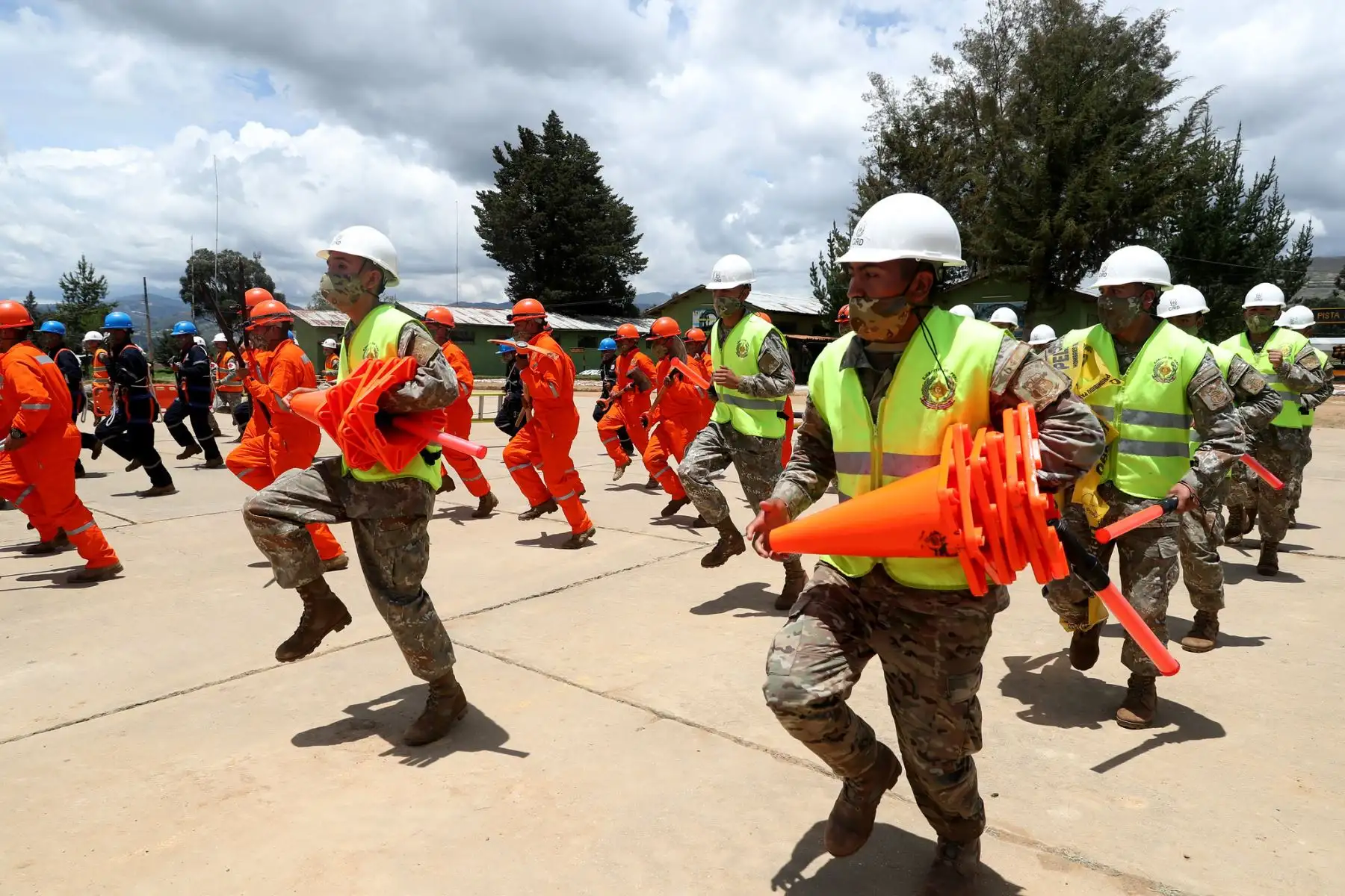 Ministra de Defensa, Nuria Esparch llega a Cajamarca con medicinas y 1800 kilos de equipos de protección personal para combatir el covid-19. Foto: Mindef