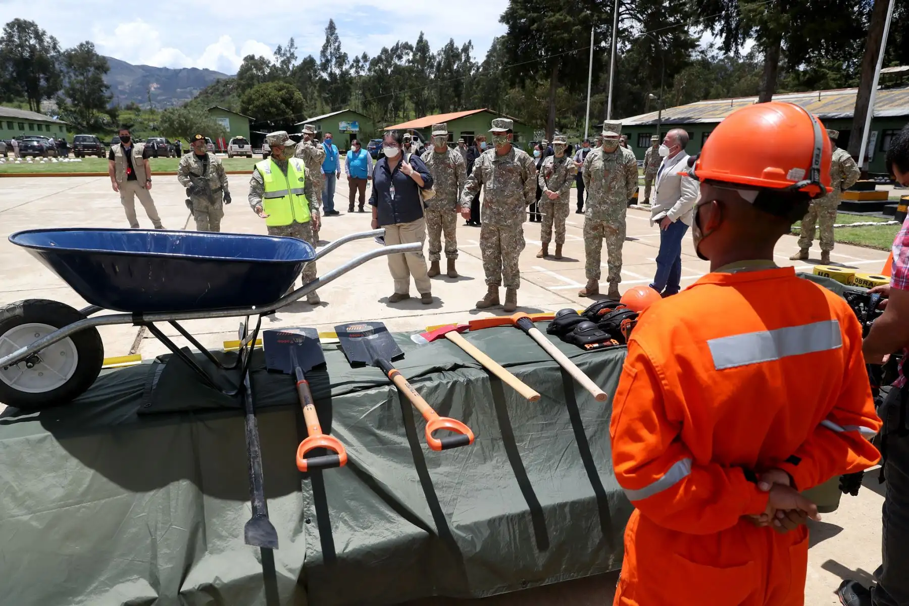 Ministra de Defensa, Nuria Esparch llega a Cajamarca con medicinas y 1800 kilos de equipos de protección personal para combatir el covid-19. Foto: Mindef
