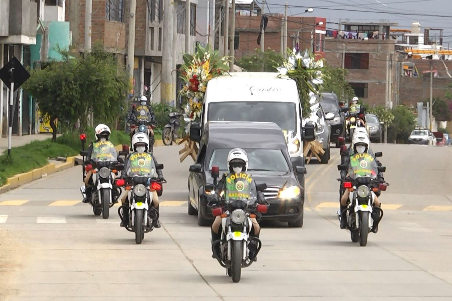 Funerales del teniente PNP Jorge Luis Ramos, comisario de Acombamba, Junín, fallecido por covid-19 en el cumplimiento de su servicio. Foto: Pedro Tinoco.