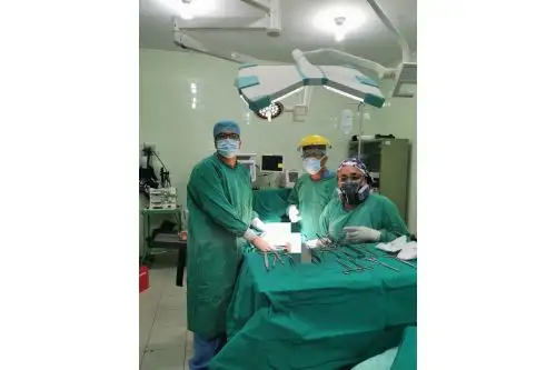 Equipo médico que trajo al mundo al bebé, a quien han llamado Karim, pesa 5.530 kilogramos de puro amor y felicidad. Foto: ANDINA/Difusión