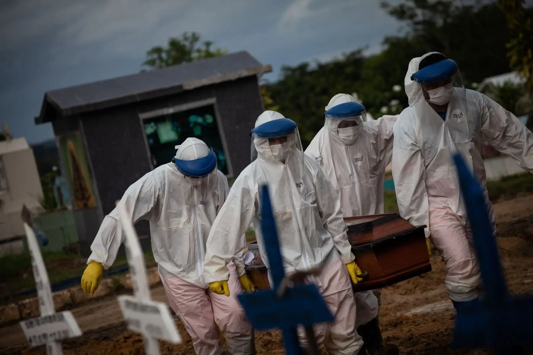 Trabajadores entierran,  a una persona fallecida por covid-19, en el cementerio público Nossa Senhora Aparecida en Manaos, Amazonas Brasil. Foto.  EFE