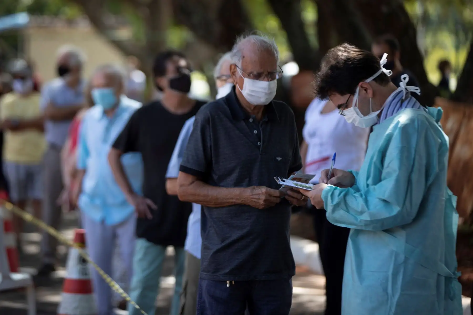 Grupos de personas, esperan paras recibir la vacuna contra en covid-19 en Brasilia. Foto: EFE