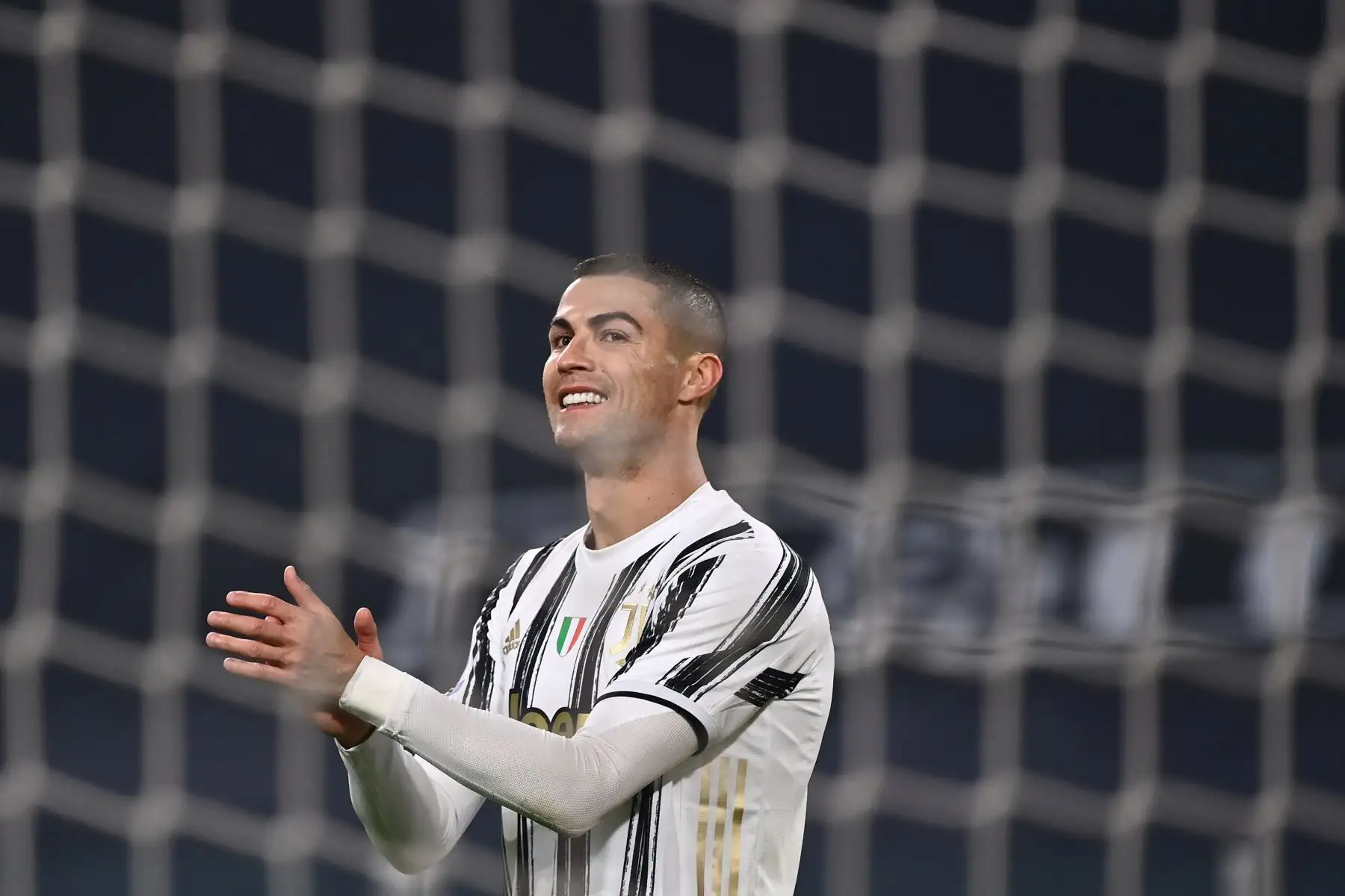El portugués Cristiano Ronaldo, delantero del Juventus, celebra este viernes su 36 cumpleaños, es el goleador máximo de todos los tiempos con 763 anotaciones. El portugués de la Juventus, reacciona durante el partido de fútbol de la Serie A italiana Juventus vs Fiorentina. Foto: AFP