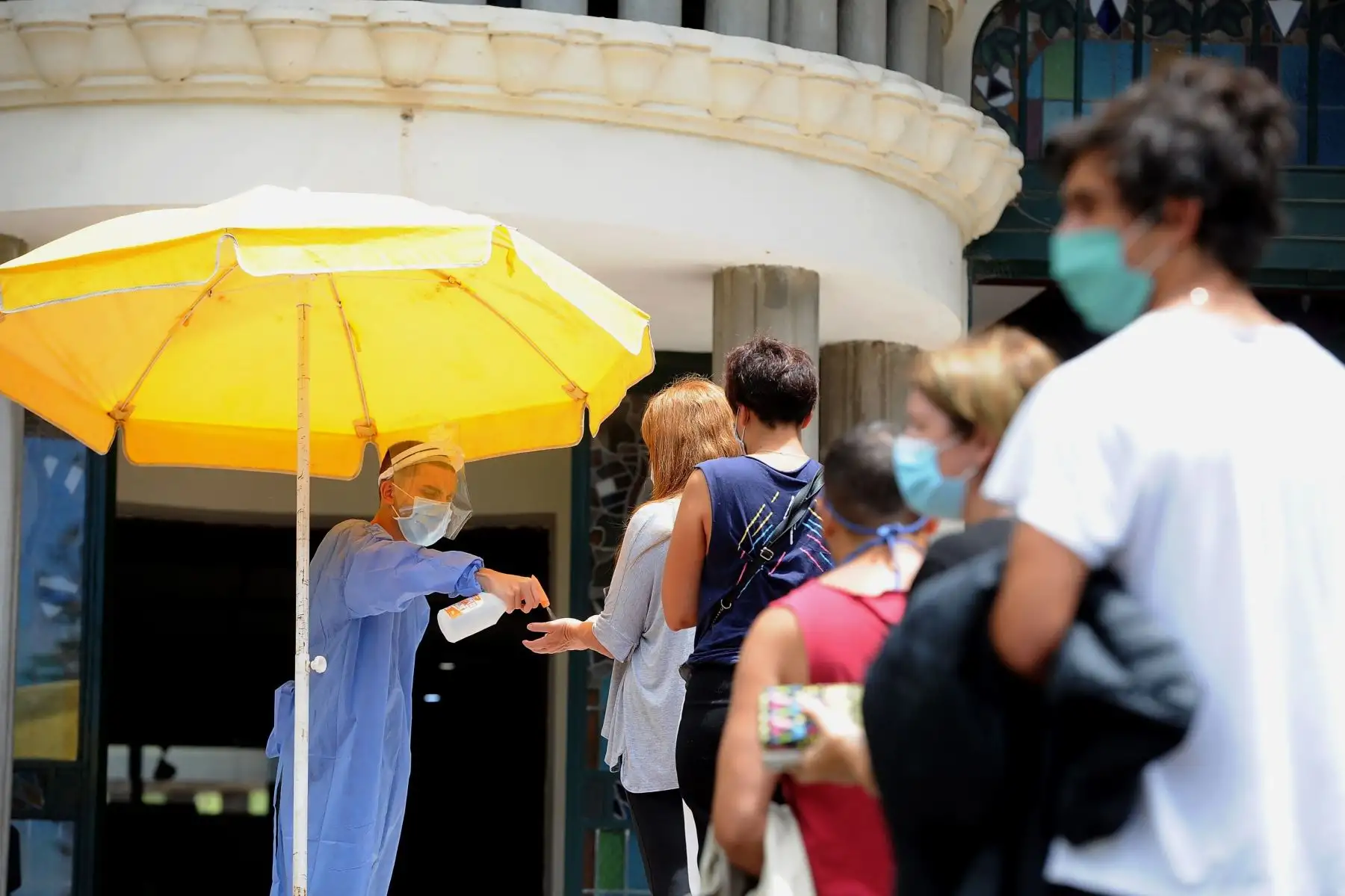 Un grupo de turistas fue registrado para realizarse, una prueba de detección del covid-19, en Brasil.Foto: EFE