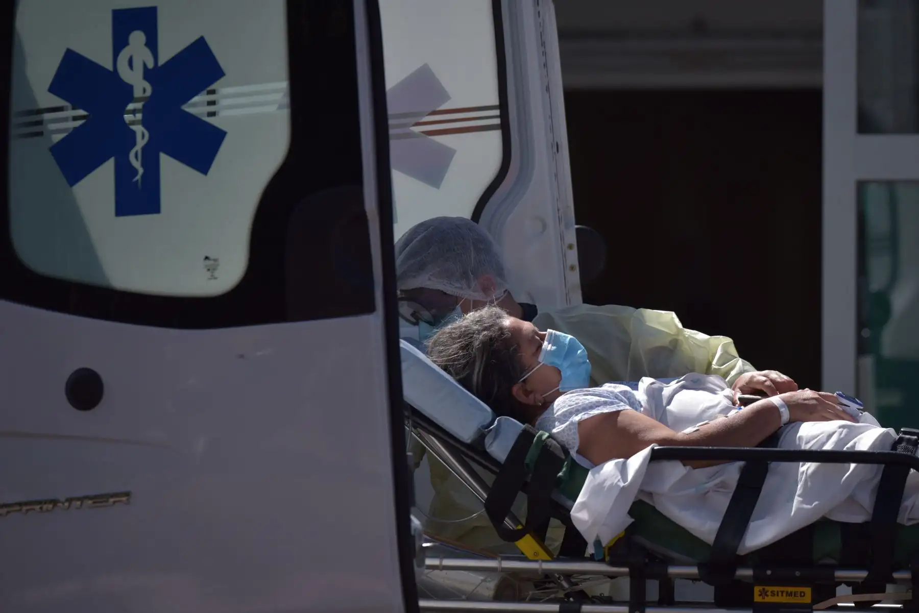 Una mujer es trasladada a una ambulancia, en una camilla en el Asa Norte Hospital, en Brasil. Foto: EFE