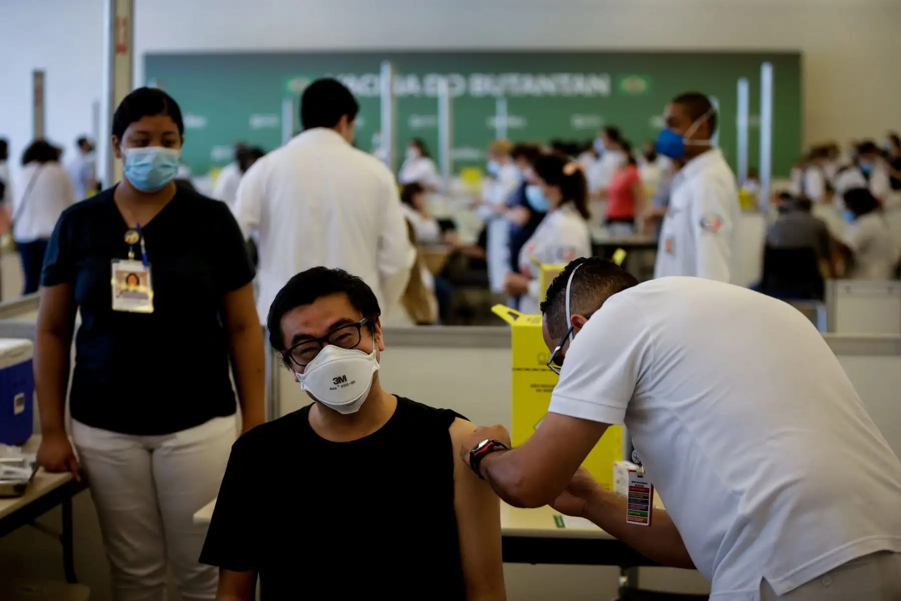 Trabajadores vacunan contra el covid-19, al  personal de la Salud en Sao Paolo Brasil. Foto: EFE