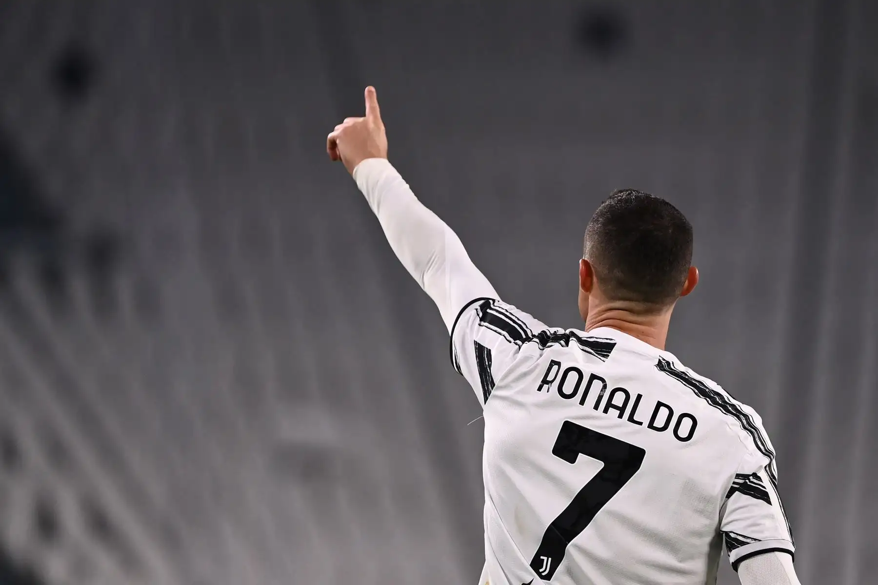 El portugués Cristiano Ronaldo, delantero del Juventus, celebra este viernes su 36 cumpleaños, es el goleador máximo de todos los tiempos con 763 anotaciones. En esta fotografía celebra tras abrir el marcador durante el partido de fútbol de la Serie A italiana Juventus vs Udines. Foto: AFP
