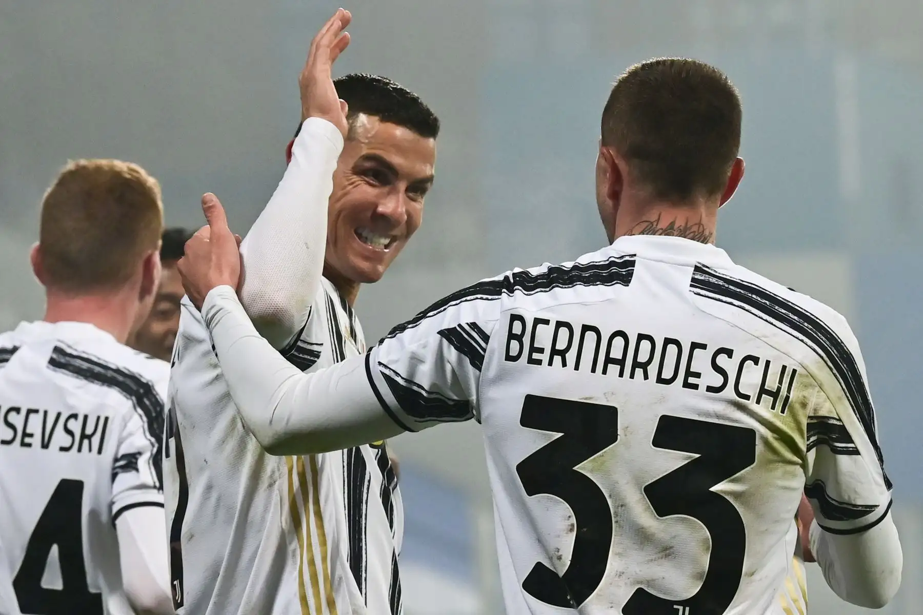 El delantero portugués de la Juventus, Cristiano Ronaldo, celebra con el delantero italiano de la Juventus, Federico Bernardeschi, tras abrir el marcador durante la Supercopa de Italia (Supercoppa italiana) partido de fútbol entre la Juventus y el Napoli. El delantero celebra este viernes su 36 cumpleaños, es el goleador máximo de todos los tiempos con 763 anotaciones. Foto: AFP