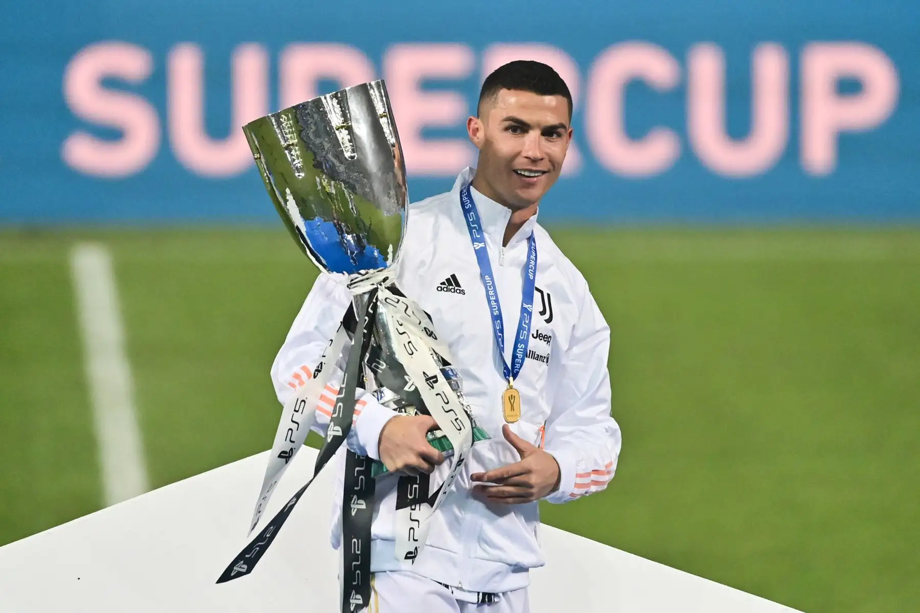 El portugués Cristiano Ronaldo, delantero del Juventus, celebra este viernes su 36 cumpleaños, es el goleador máximo de todos los tiempos con 763 anotaciones. Cristiano Ronaldo, posa con el trofeo de los ganadores después del partido de fútbol de la Supercopa italiana. Foto: AFP