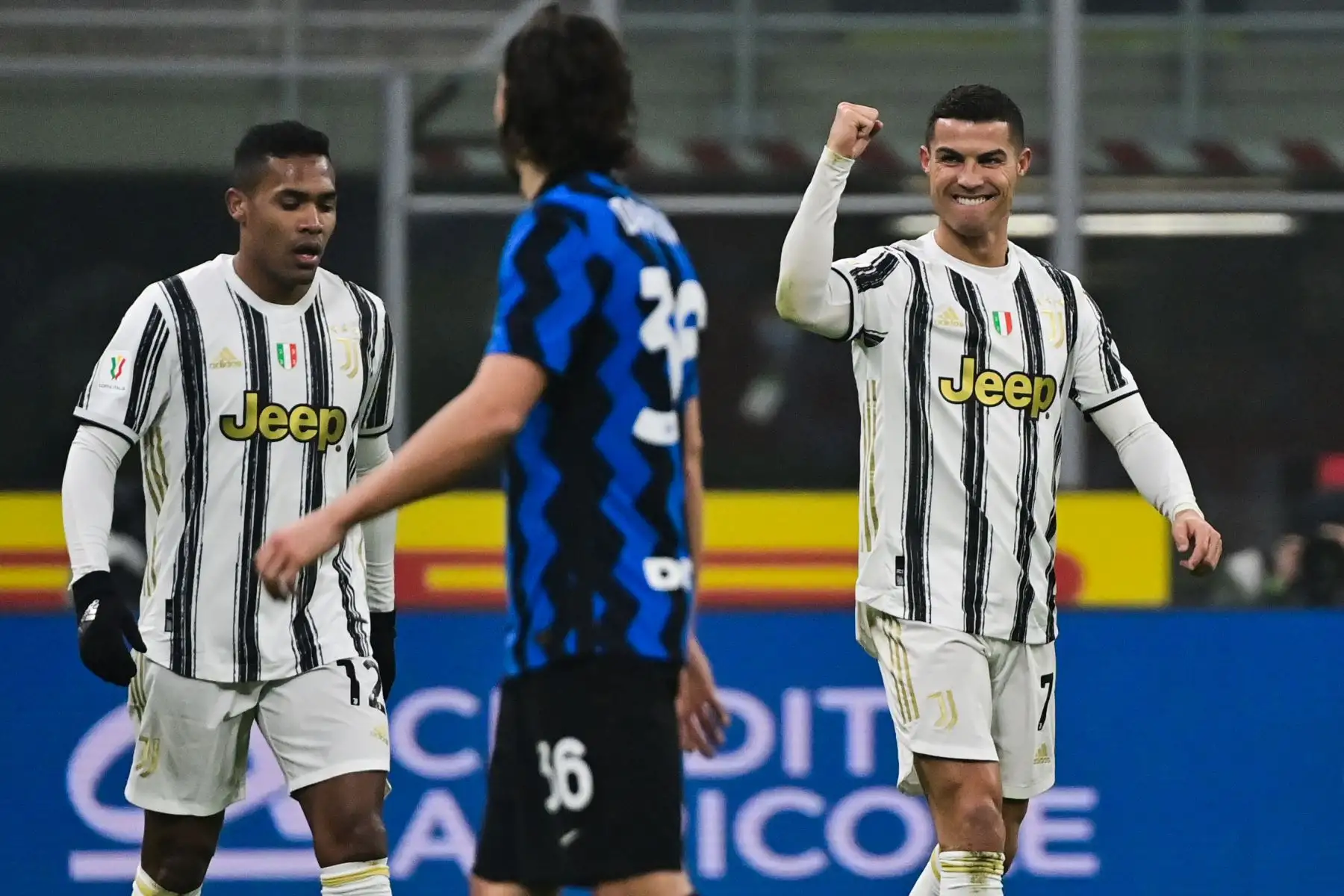 El delantero portugués de la Juventus, Cristiano Ronaldo, celebra tras anotar su segundo gol durante el partido de ida de la semifinal de la Copa de Italia entre el Inter de Milán y la Juventus de Turín. El delantero celebra este viernes su 36 cumpleaños, es el goleador máximo de todos los tiempos con 763 anotaciones. Foto: AFP