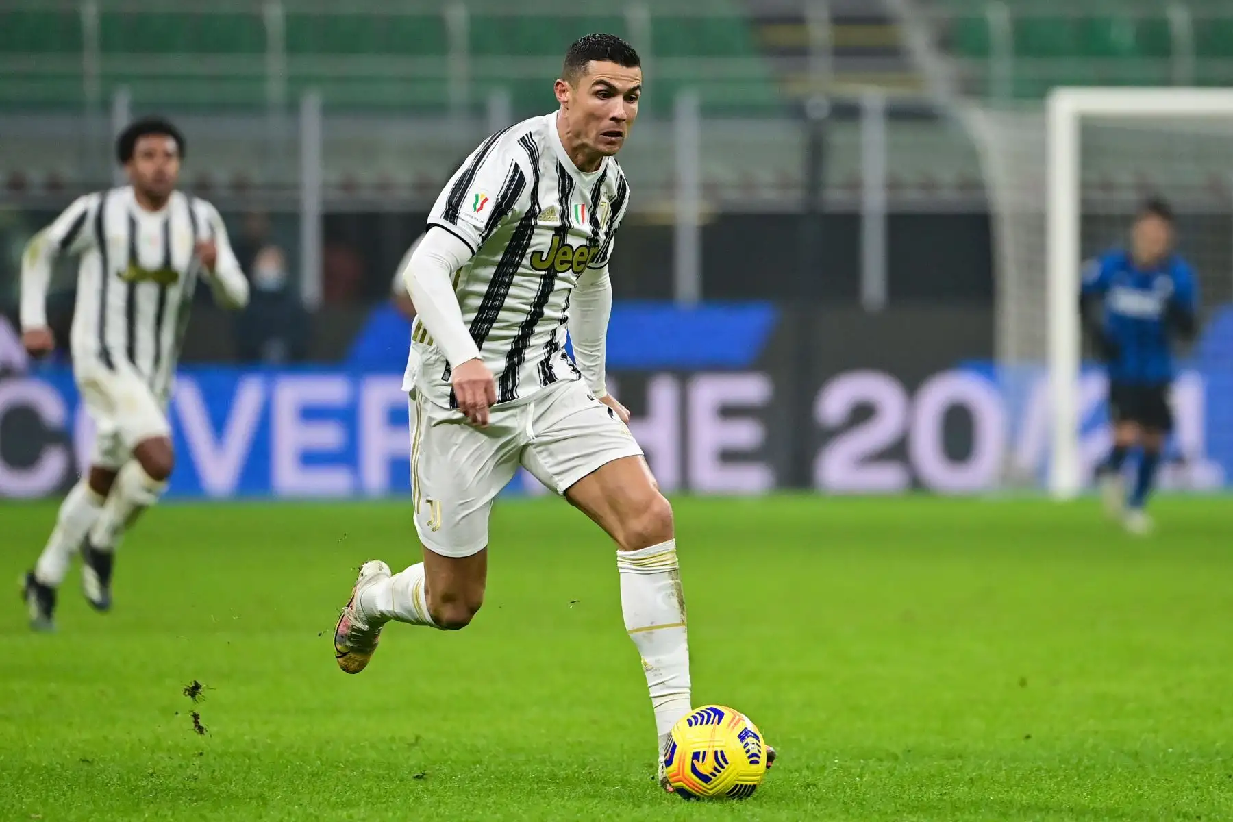 El delantero portugués de la Juventus, Cristiano Ronaldo, corre con el balón durante el partido de ida de la semifinal de la Copa de Italia entre el Inter de Milán y la Juventus de Turín en el estadio San Siro de Milán. Cristiano Ronaldo, posa con el trofeo de los ganadores después del partido de fútbol de la Supercopa italiana. Foto: AFP