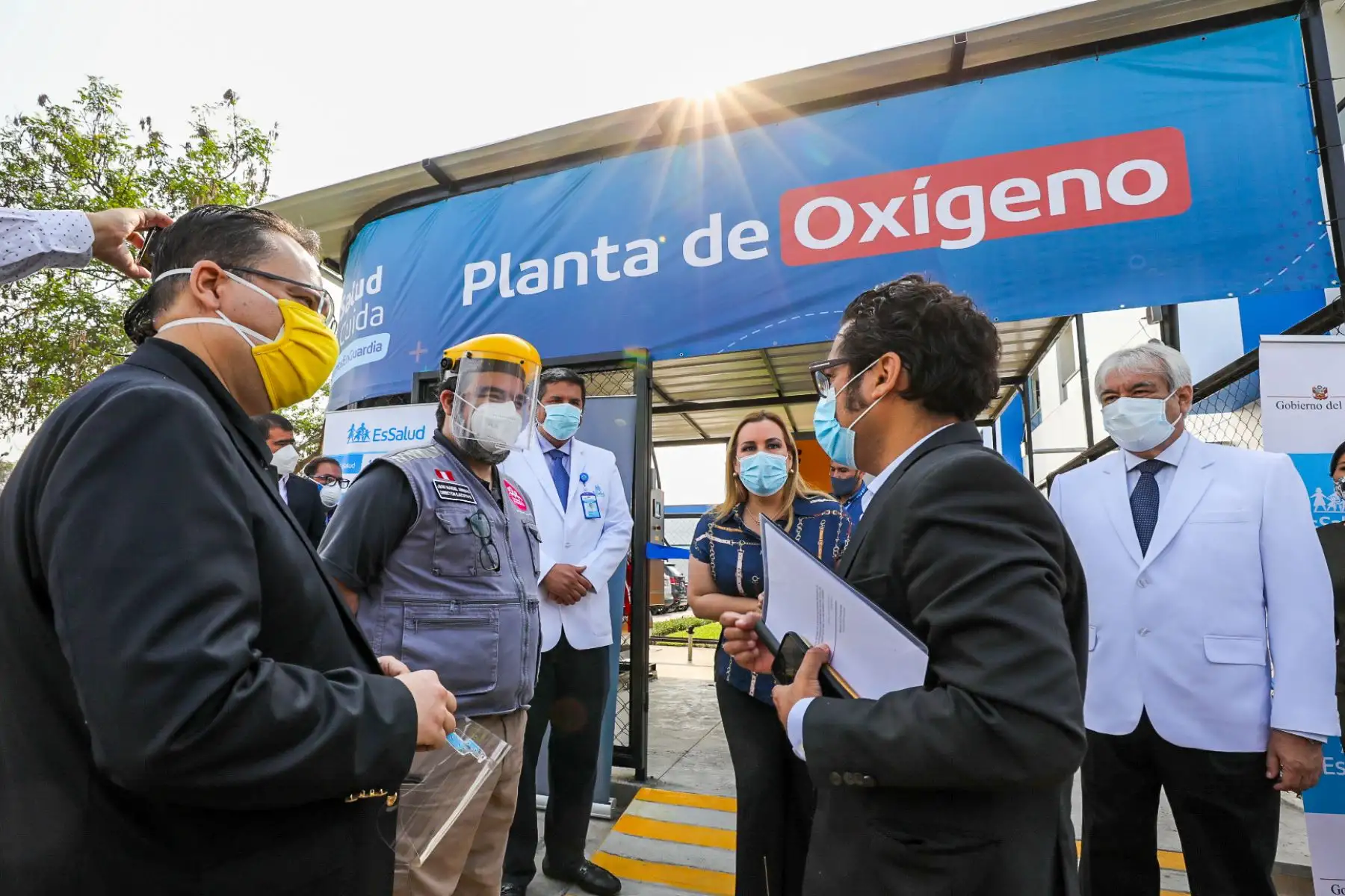 Ministro de la Producción José Luis Chicoma, participa en la entrega de la empresa privada de una planta de oxígeno para el hospital Voto Bernales.


Foto: ANDINA/Ministerio de la Producción