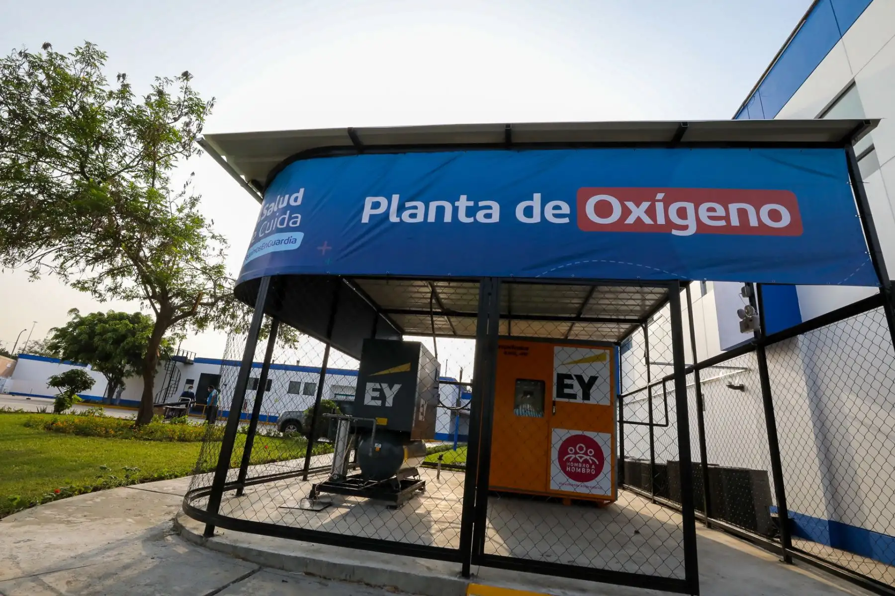 Ministro de la Producción José Luis Chicoma, participa en la entrega de la empresa privada de una planta de oxígeno para el hospital Voto Bernales.


Foto: ANDINA/Ministerio de la Producción