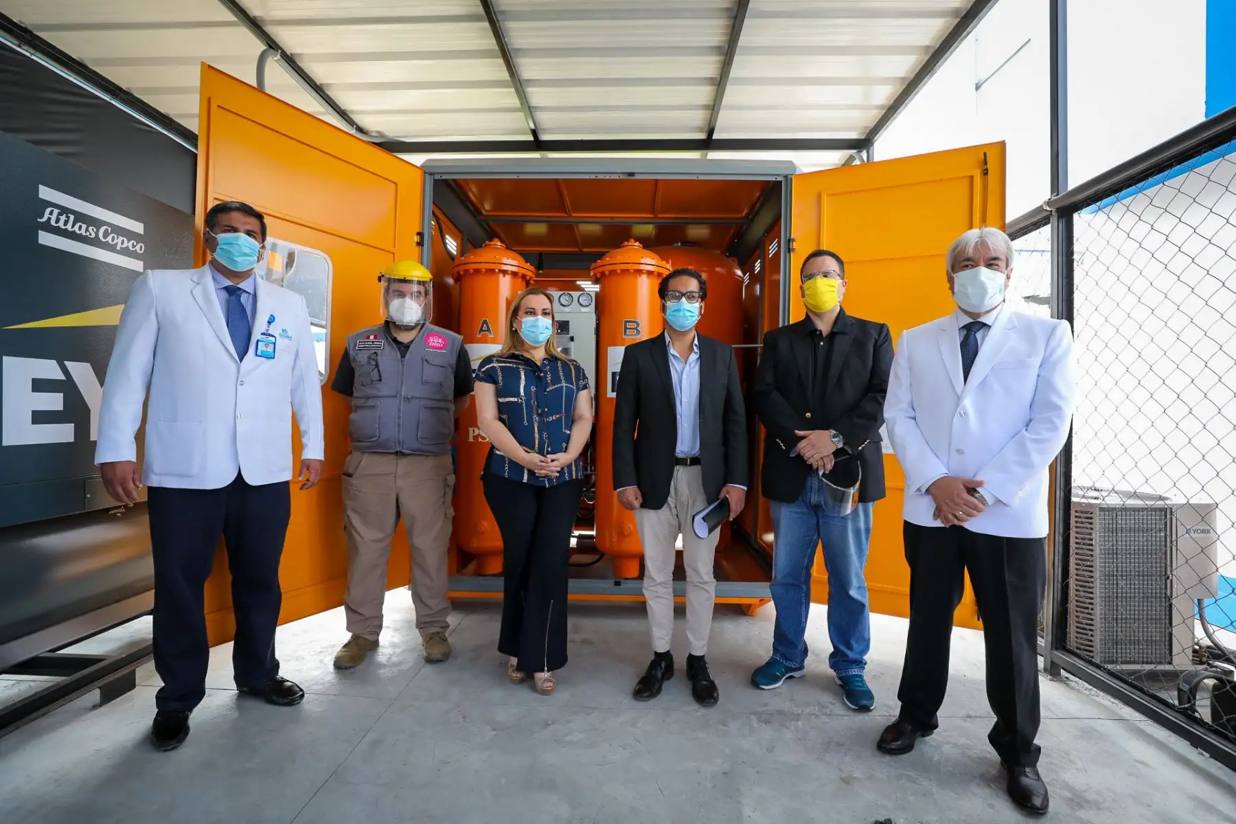 Ministro de la Producción José Luis Chicoma, participa en la entrega de la empresa privada de una planta de oxígeno para el hospital Voto Bernales.


Foto: ANDINA/Ministerio de la Producción