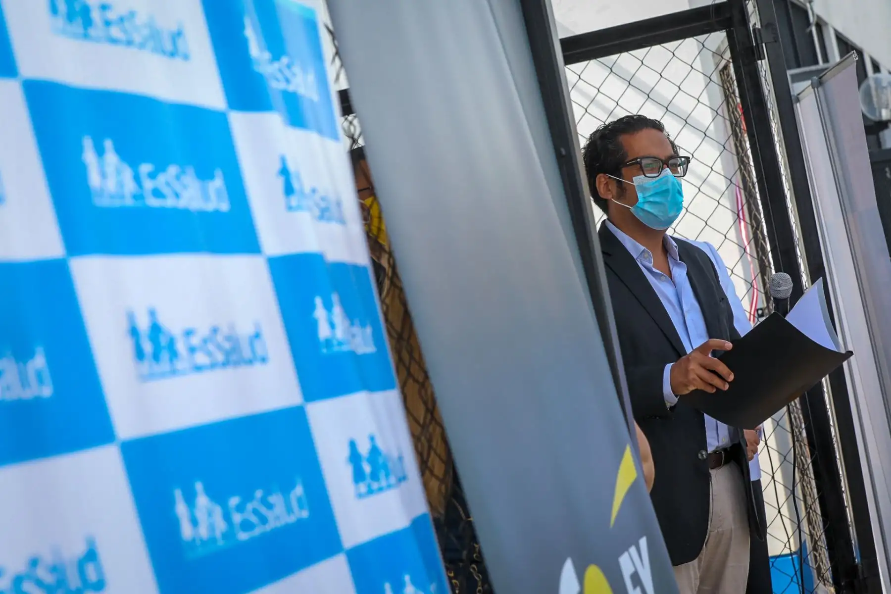 Ministro de la Producción José Luis Chicoma, participa en la entrega de la empresa privada de una planta de oxígeno para el hospital Voto Bernales.


Foto: ANDINA/Ministerio de la Producción