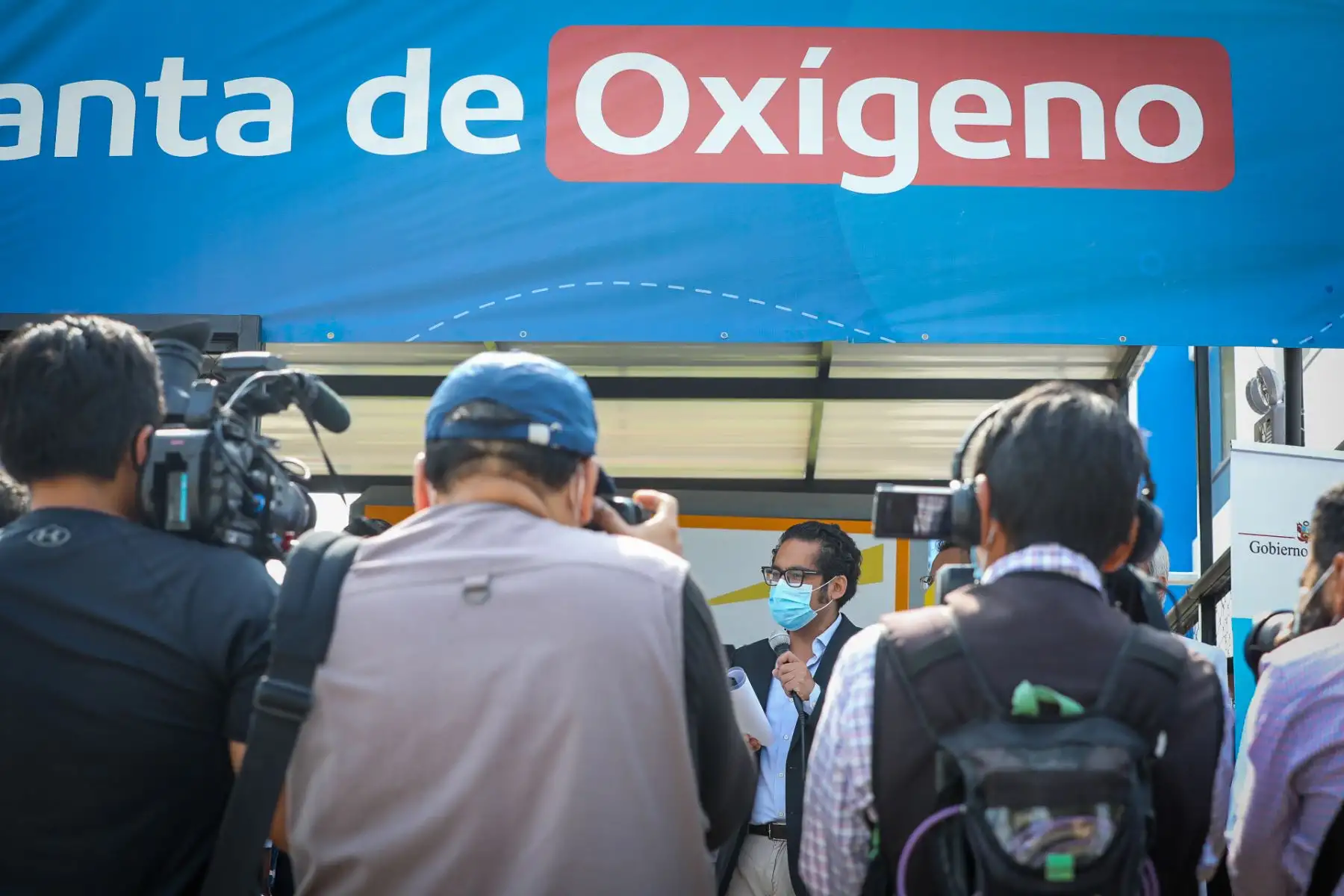 Ministro de la Producción José Luis Chicoma, participa en la entrega de la empresa privada de una planta de oxígeno para el hospital Voto Bernales.


Foto: ANDINA/Ministerio de la Producción