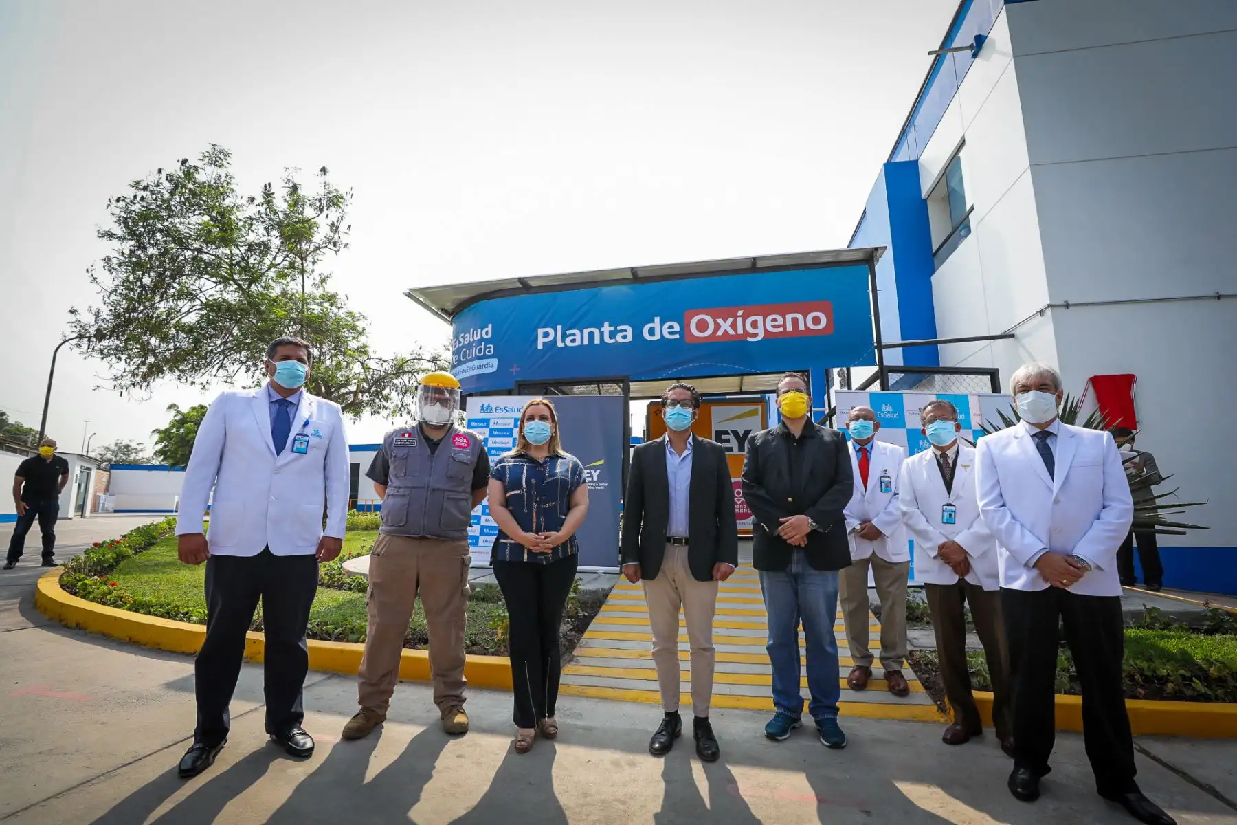 Ministro de la Producción José Luis Chicoma, participa en la entrega de la empresa privada de una planta de oxígeno para el hospital Voto Bernales.


Foto: ANDINA/Ministerio de la Producción