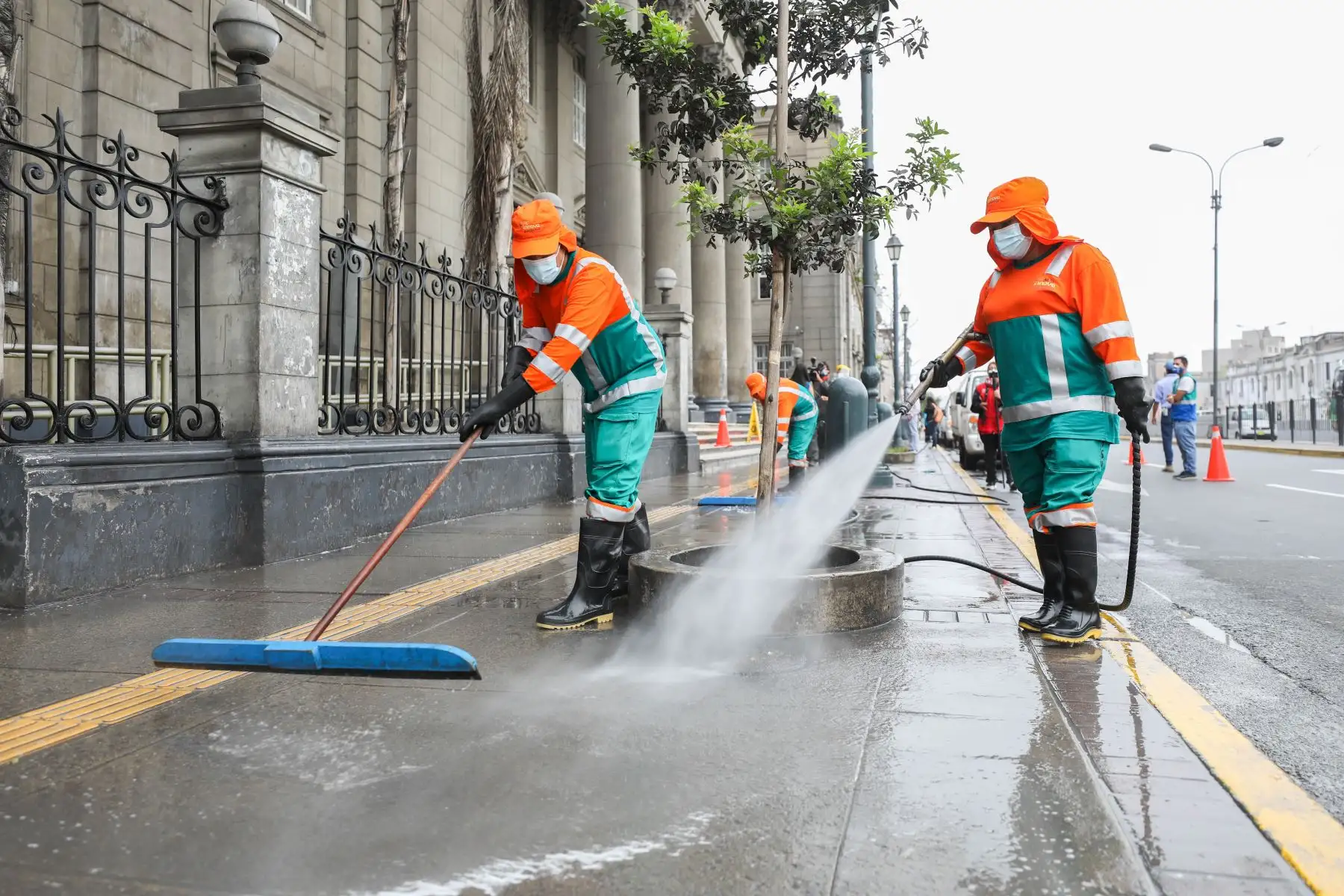 Municipalidad de Lima realiza  labores de limpieza y desinfección en alredores del Hospital Arzobispo Loayza en el Centro de Lima. Foto: ANDINA/Municipalidad de Lima