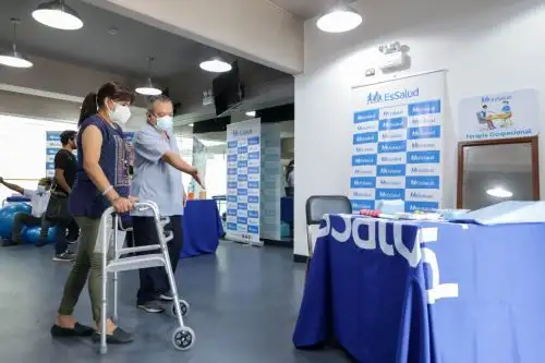 Generalmente las personas que estuvieron en UCI o superaron los cuadros leves y moderados requieren fisioterapia respiratoria y todo un circuito de actividades. Foto: ANDINA/Difusión