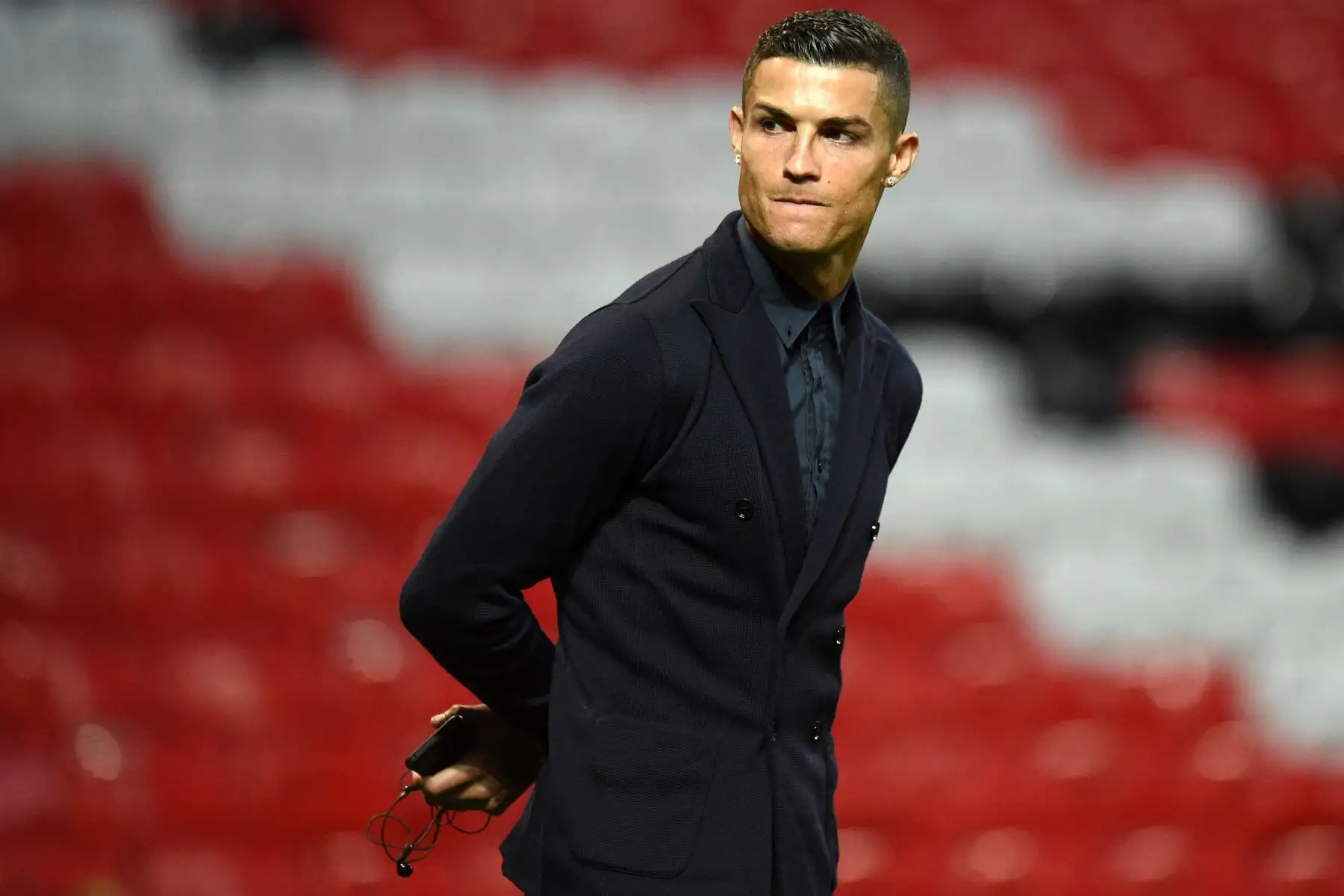 El portugués Cristiano Ronaldo, delantero del Juventus, celebra este viernes su 36 cumpleaños, es el goleador máximo de todos los tiempos con 763 anotaciones. Cristiano Ronaldo, se une a sus compañeros de equipo durante una caminata dentro del estadio Old Trafford en Manchester, noroeste de Inglaterra, el 22 de octubre de 2018, en la víspera del partido de fútbol del grupo H de la UEFA Champions League contra el Manchester United. Foto: AFP