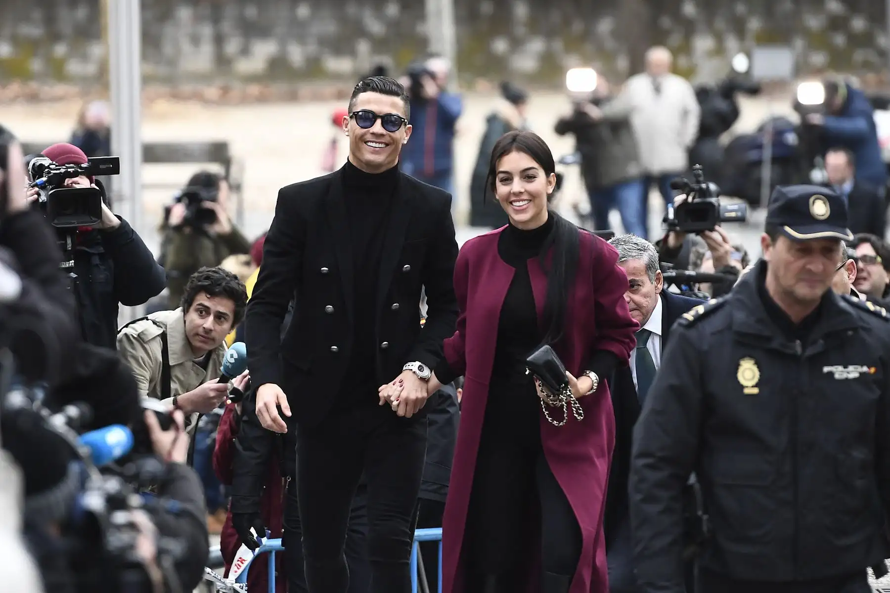 El delantero de la Juventus y exjugador del Real Madrid Cristiano Ronaldo llega con su novia española Georgina Rodríguez. El delantero del Juventus, celebra este viernes su 36 cumpleaños, es el goleador máximo de todos los tiempos con 763 anotaciones.