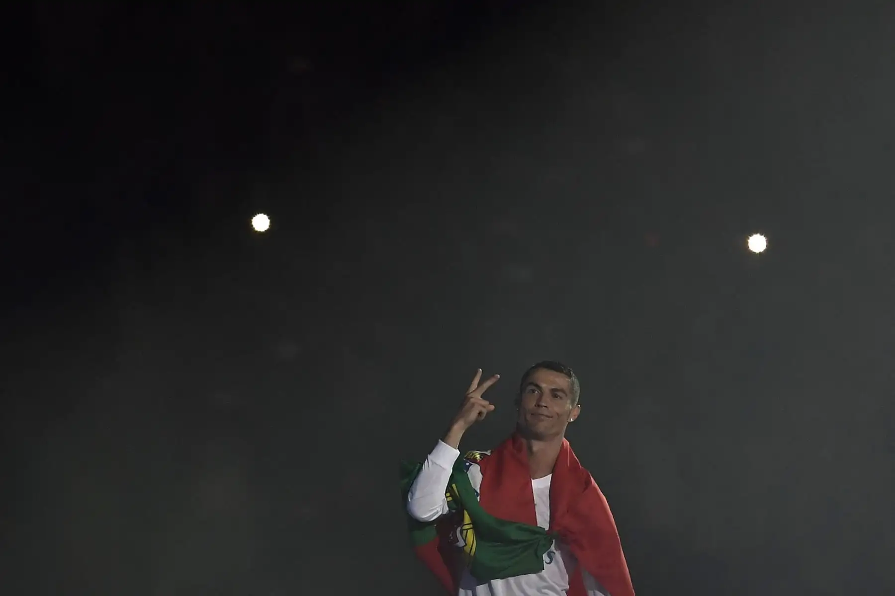 Cristiano Ronaldo, reconoce a sus seguidores en el estadio Santiago Bernabéu en Madrid el 27 de mayo de 2018 durante una ceremonia de victoria después de que el Real Madrid ganó su tercer título consecutivo de la Liga de Campeones en Kiev. El delantero del Juventus, celebra este viernes su 36 cumpleaños, es el goleador máximo de todos los tiempos con 763 anotaciones. Foto: AFP