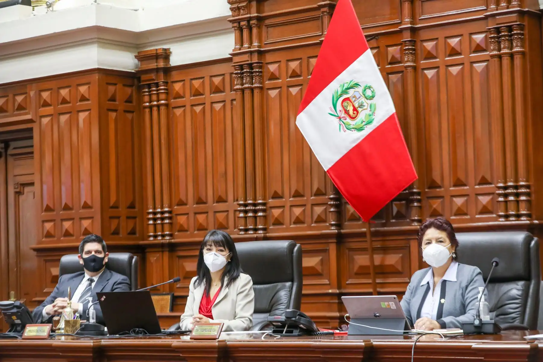 Presidenta del Congreso de la República, Mirtha Vásquez, el segundo vicepresidente Luis Roel Alva y Matilde Fernández segunda vicepresidenta, encabezan la sesión de la Comisión Permanente.

Foto:ANDINA / Congreso de la República.