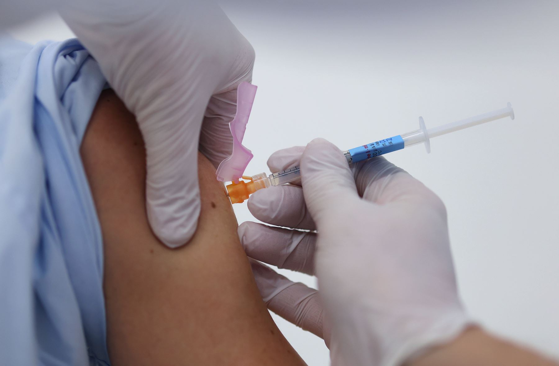 Minsa: ambas dosis de la vacuna de Moderna contra el covid-19 son seguras