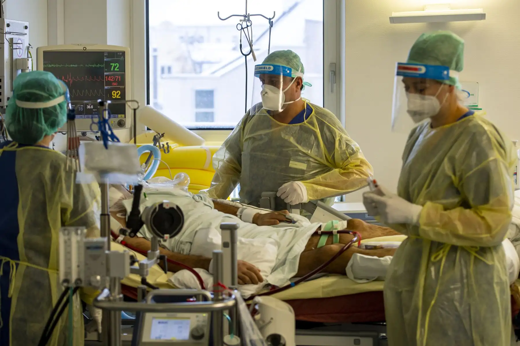 El médico senior Markus Heim  y sus colegas del personal médico examinan a un paciente en la unidad de cuidados intensivos Covid-19 del hospital Klinikum Rechts der Isar en Munich, sur de Alemania.