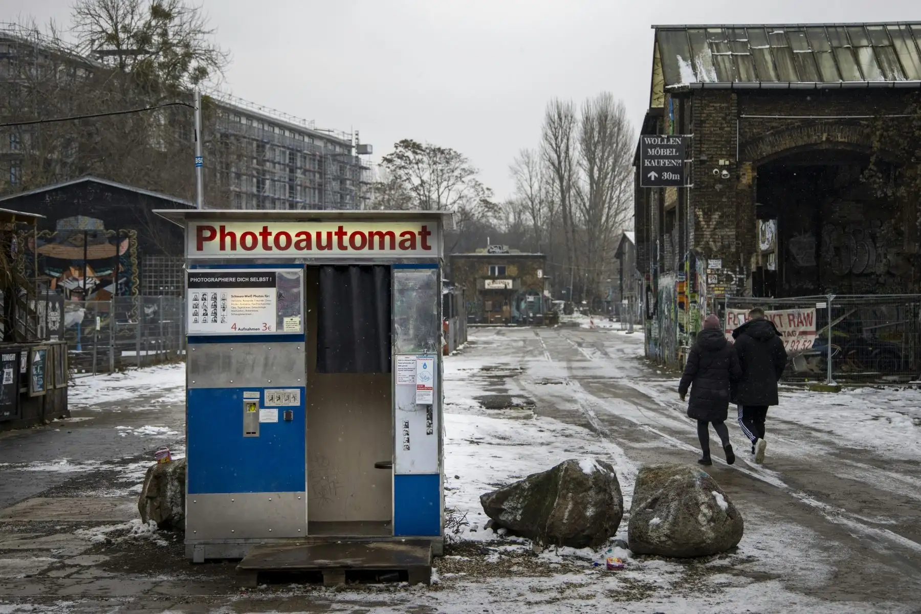 En medio de la pandemia de Covid-19, el distrito Friedrichain de Berlín luce vacío, el área, que suele ser un imán para los turistas y juerguistas locales e internacionales, se ve muy afectada por el bloqueo del virus corona. Foto: AFP