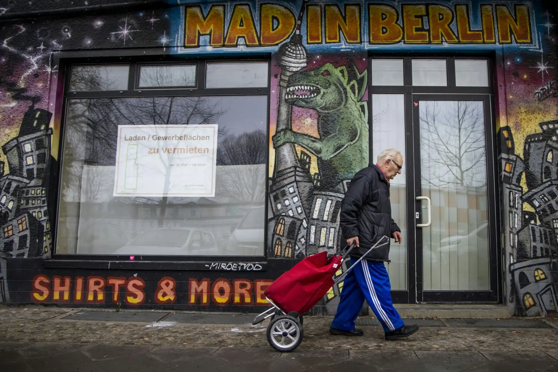 Un anciano pasa junto a una tienda en busca de nuevos ocupantes cerca de Raw en el distrito Friedrichain de Berlín, en medio de la pandemia de Covid-19. Foto: AFP
