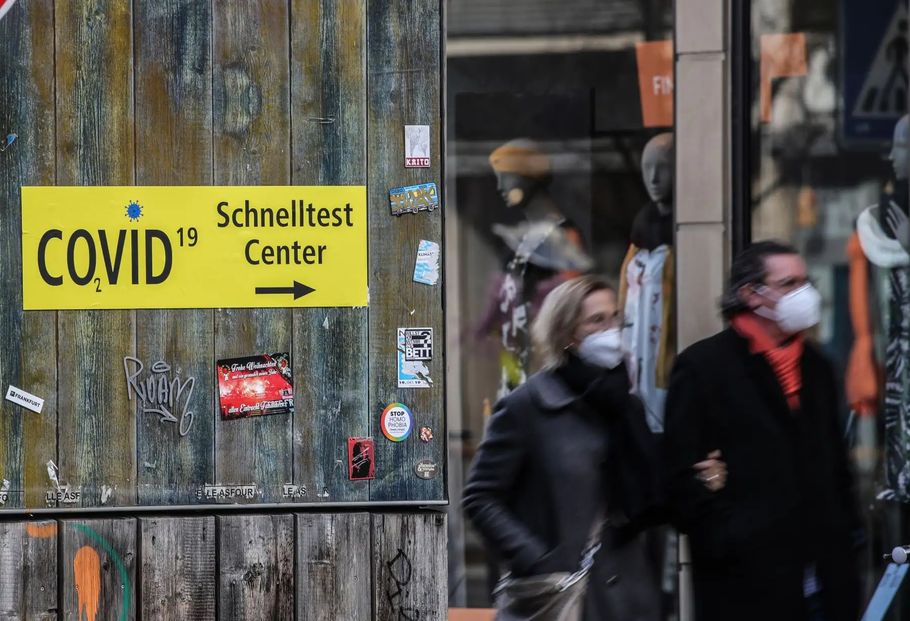 La gente pasa frente a un cartel que indica el camino a un centro de pruebas rápidas corona en Frankfurt am Main, en el oeste de Alemania, en medio de la pandemia de coronavirus Covid-19 en curso. Foto: AFP